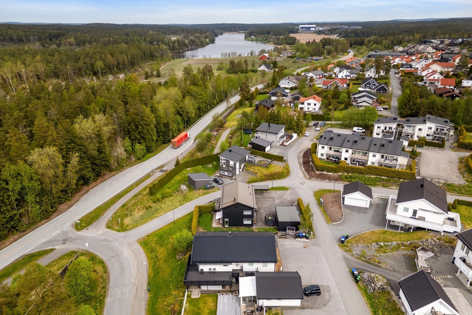 Det er kort vei til nærbtuikk, 5 min til Mosseporten, kort vei til Vansjø og fine turmuligheter rett utenfor døren Galleribilde