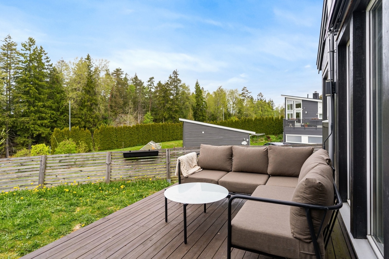 Det er god plass til hagemøber og grill Galleribilde