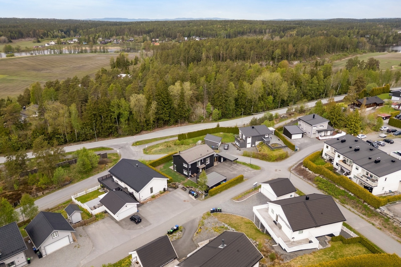 Boligen ligger i rolige og barnevennlige omgivelser og har trygg skolevei Galleribilde
