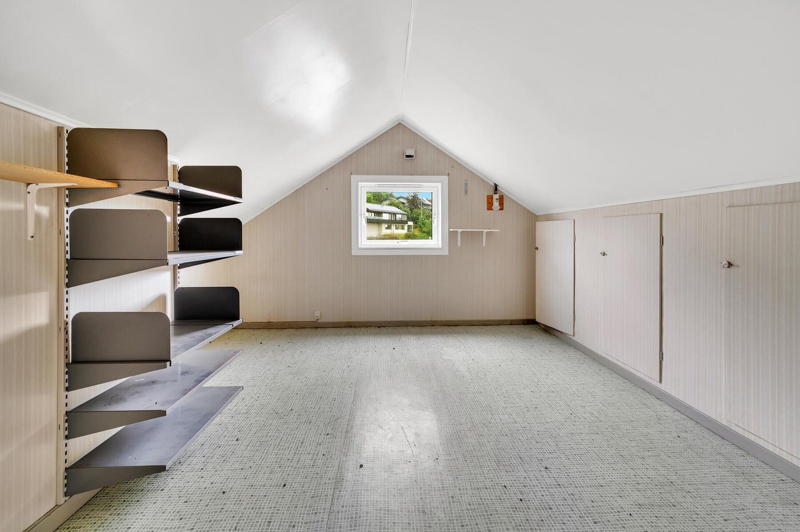På loftet har du 4 store boder og gangareal. Rikelig med bodareal i kjeller. Galleribilde