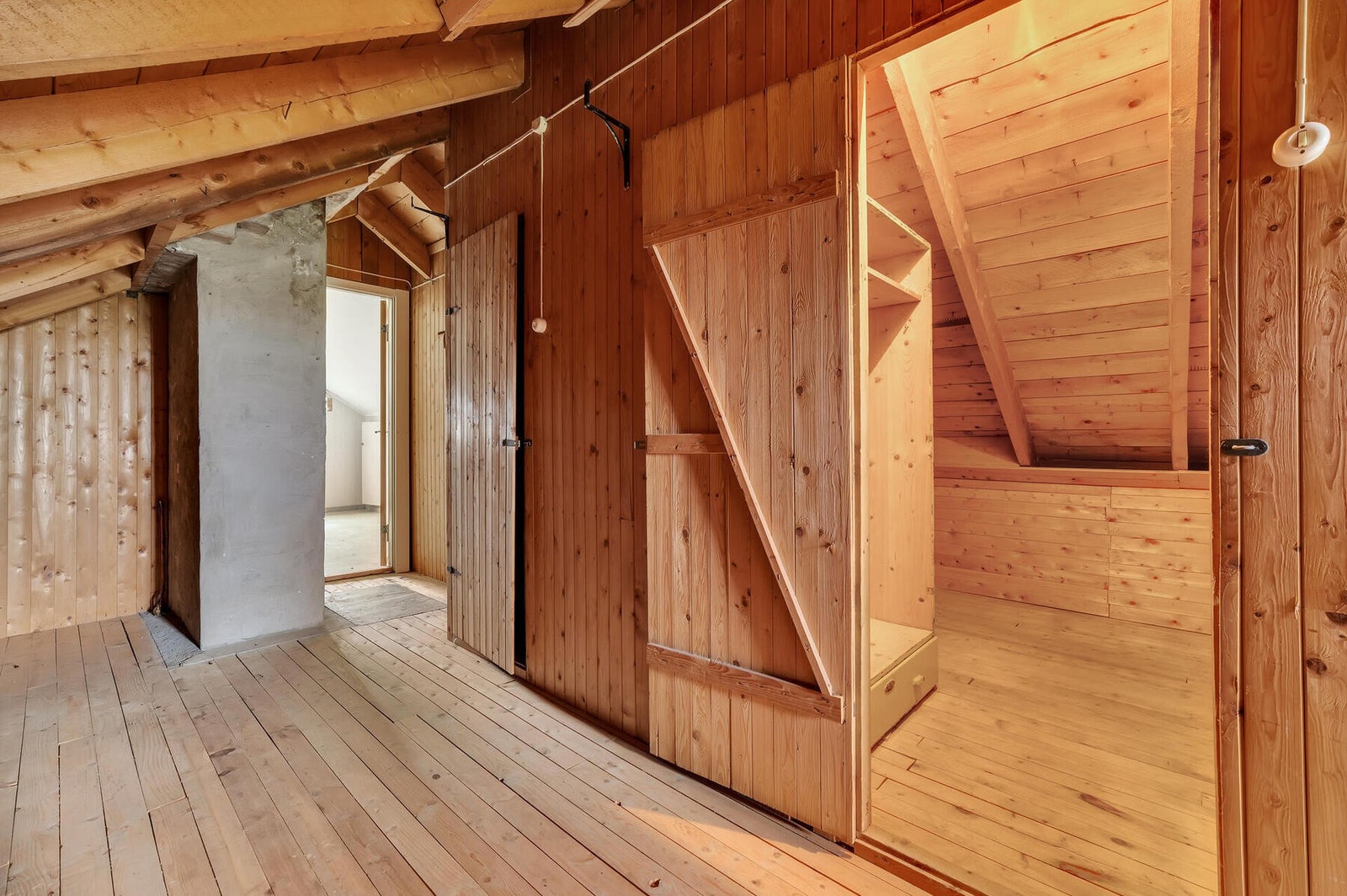 Godt med lagringsplass i loftsetasjen. Galleribilde