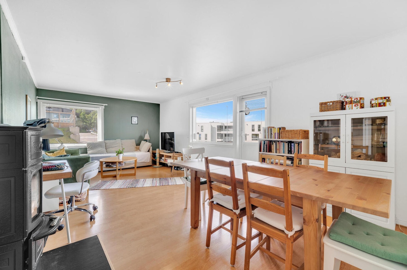 Stue i 1.etasje har i dag bygd inn et ekstra soverom hvor sofa står. Galleribilde