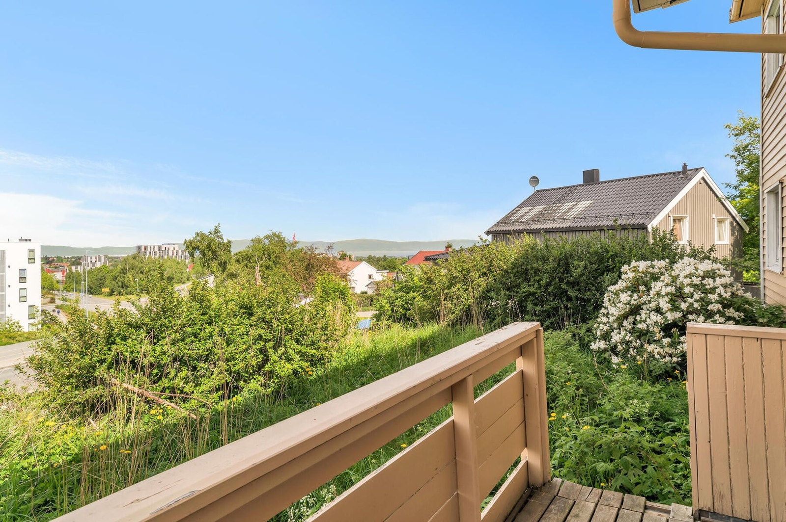 Balkong med utgang til boligens hage. Galleribilde