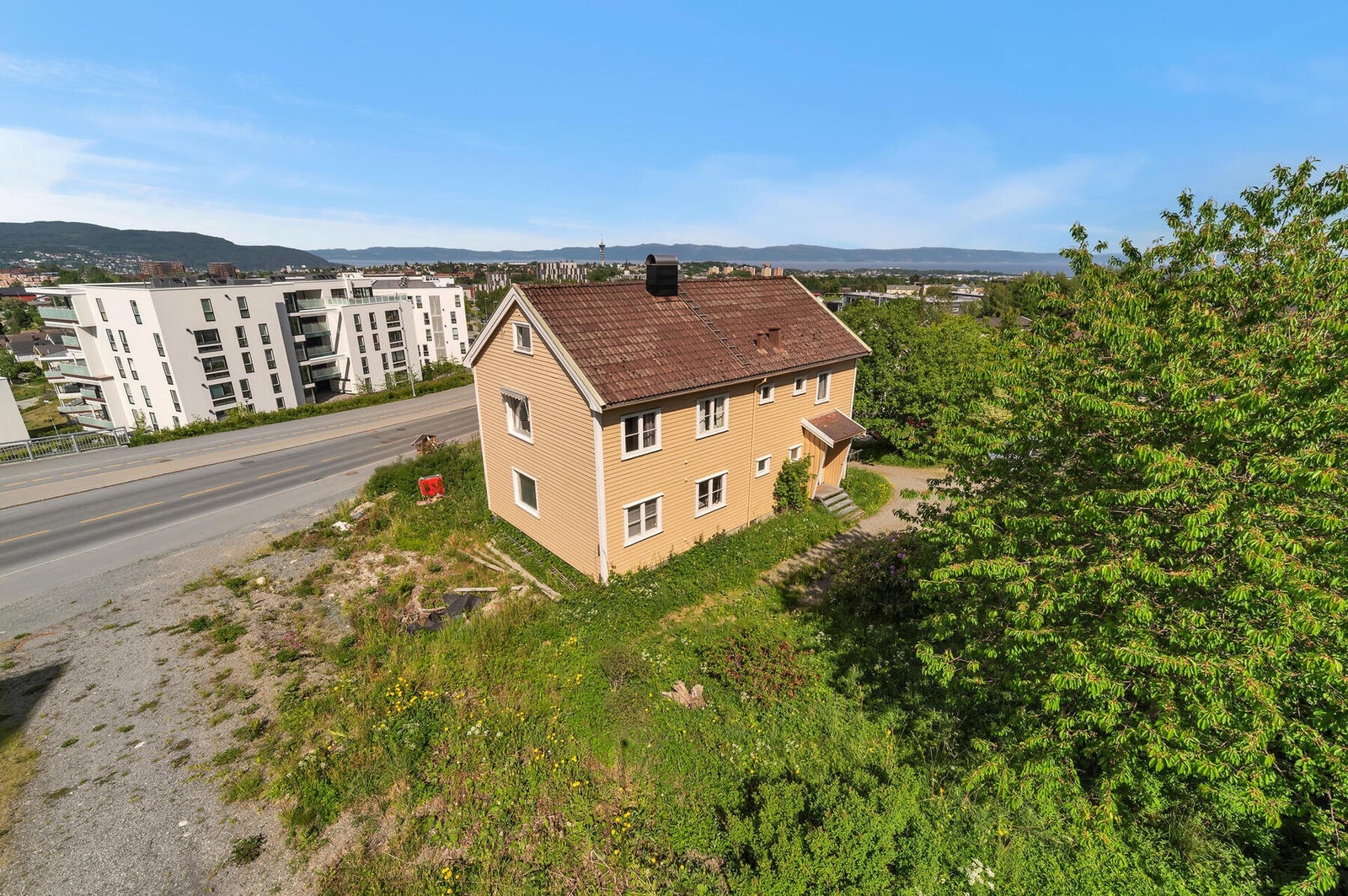 Boligen ligger flott til med stor tomt på 1.270 kvm. Gode utviklingsmuligheter. Galleribilde
