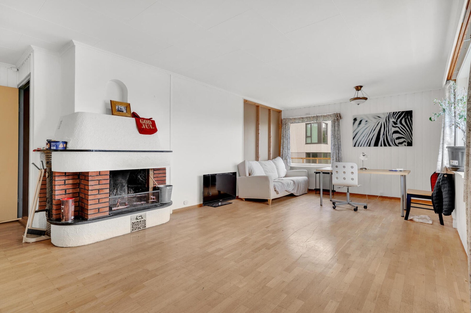 Boligen består av 2 like leiligheter + kjeller og loft. Galleribilde