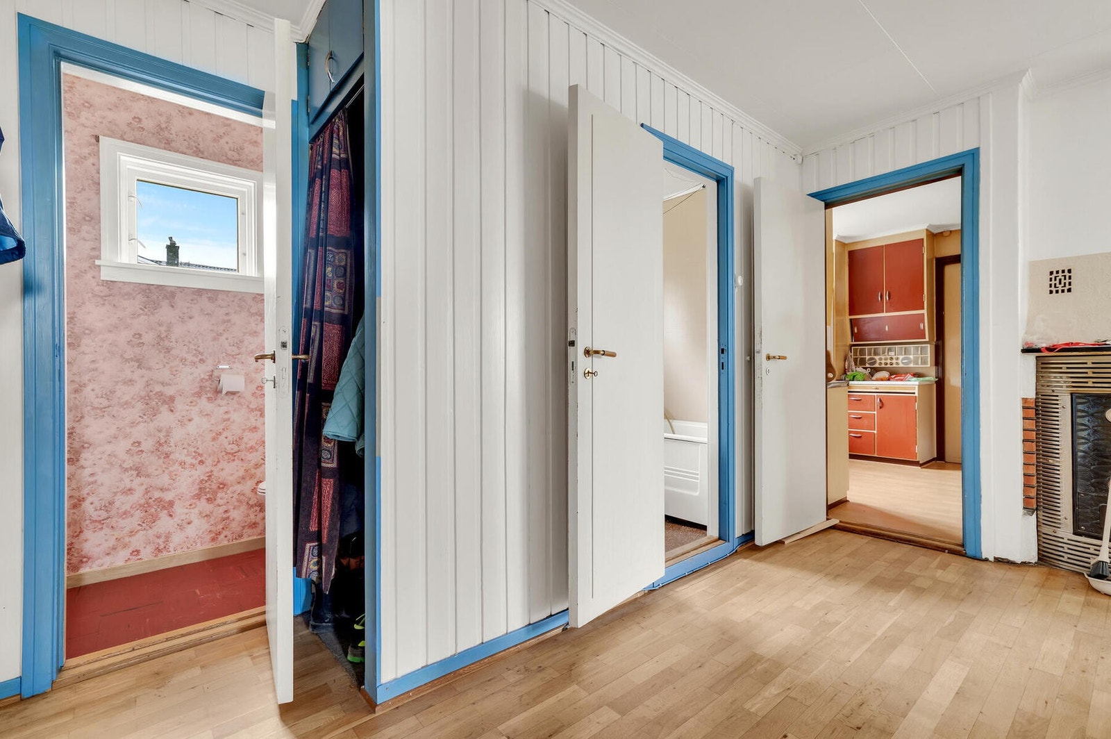 Fra gangen i begge etasjene har man tilgang til alle rom i etasjen, utenom det ene soverommet som er plassert innenfor kjøkkenet. Galleribilde