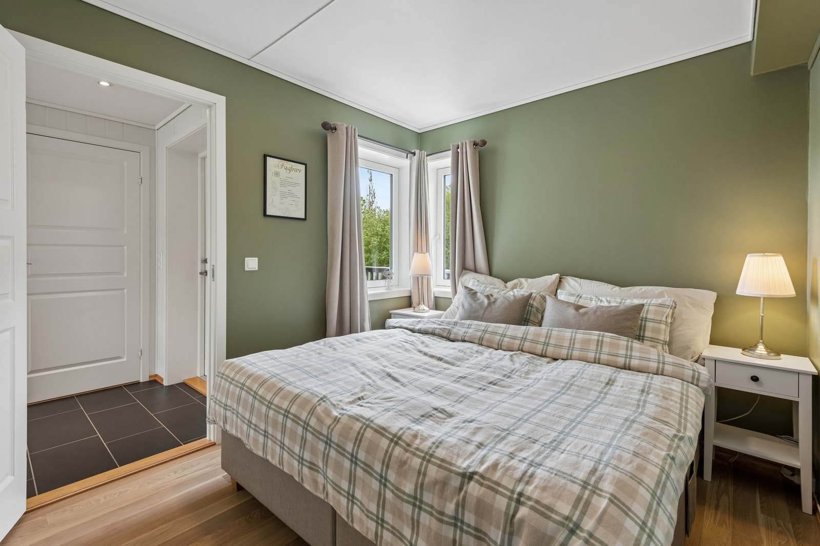 Hovedsoverom med god plass til dobbeltseng. Galleribilde