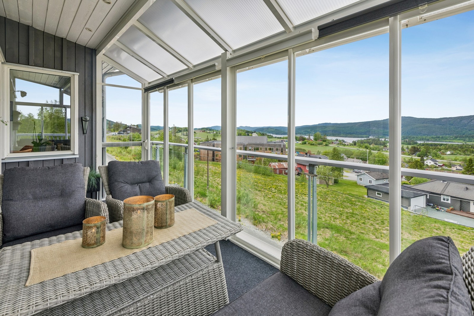 Innglasset terrasse med plass til hagemøbler. Her kan man nyte utsikten uansett vær. Galleribilde