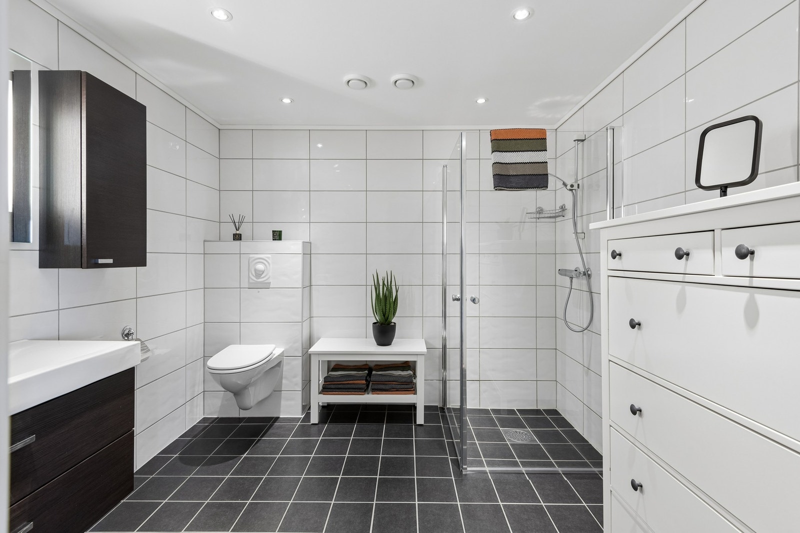 Badet har dusjhjørne og god plass til oppbevaringsmøbel. Galleribilde