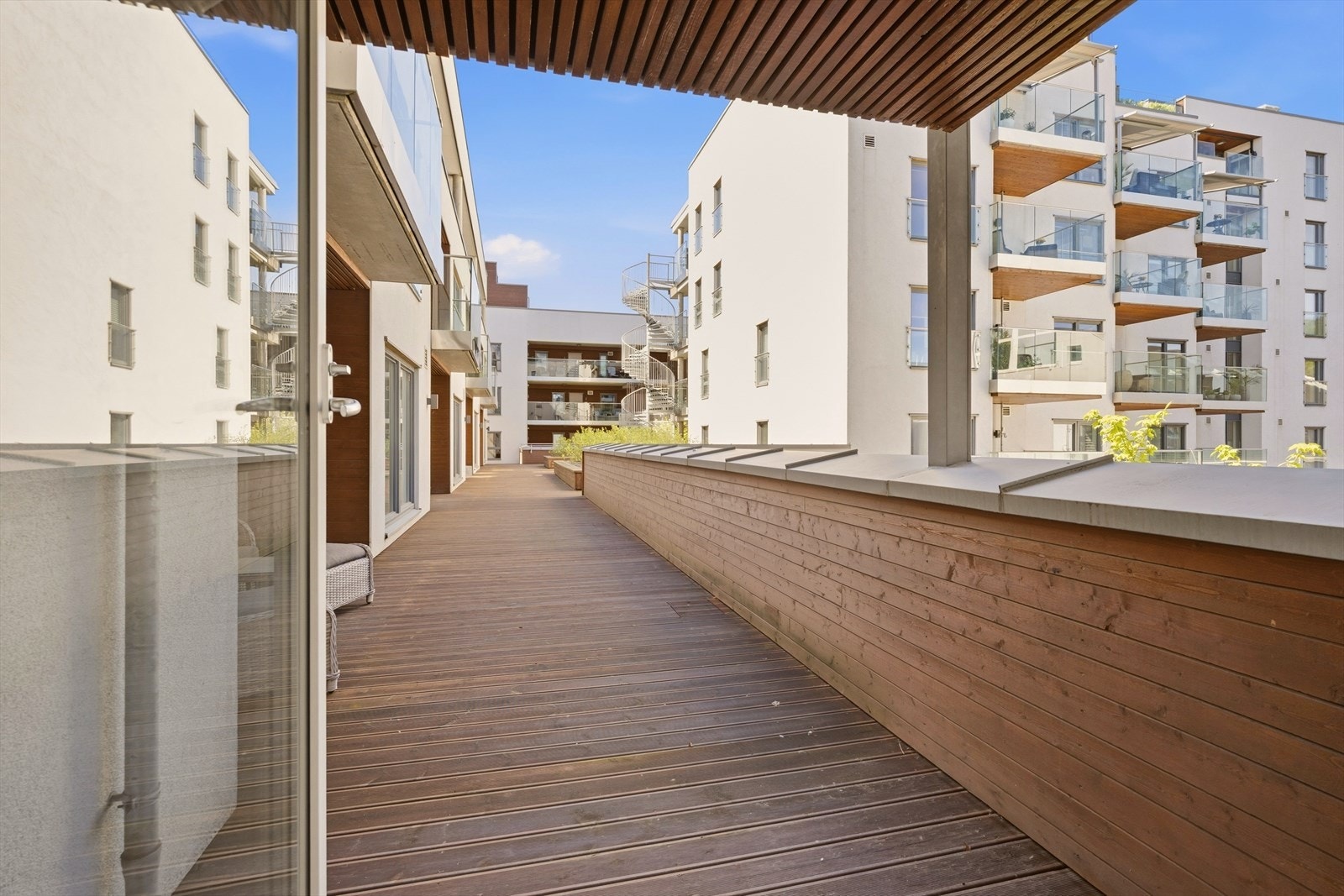 Felles terrasse utenfor stue/kjøkken. Galleribilde