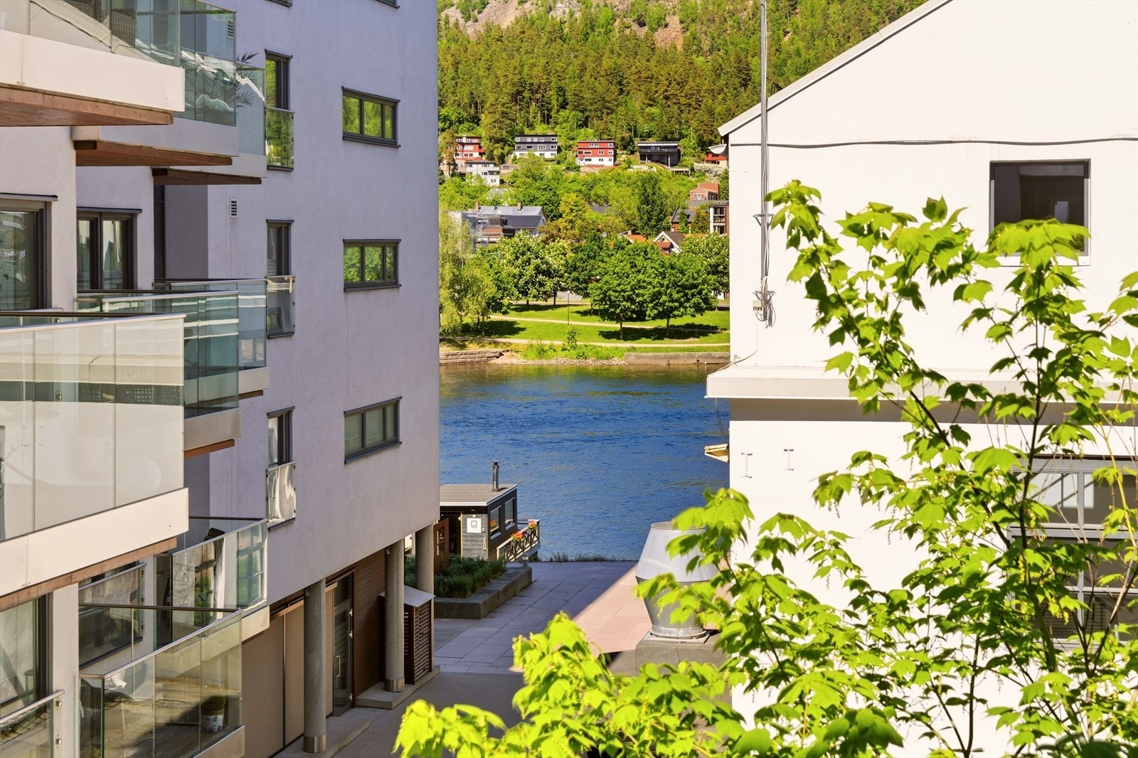 Leiligheten ligger i et supersentralt område på Union Brygge rett ved elvebredden. Galleribilde