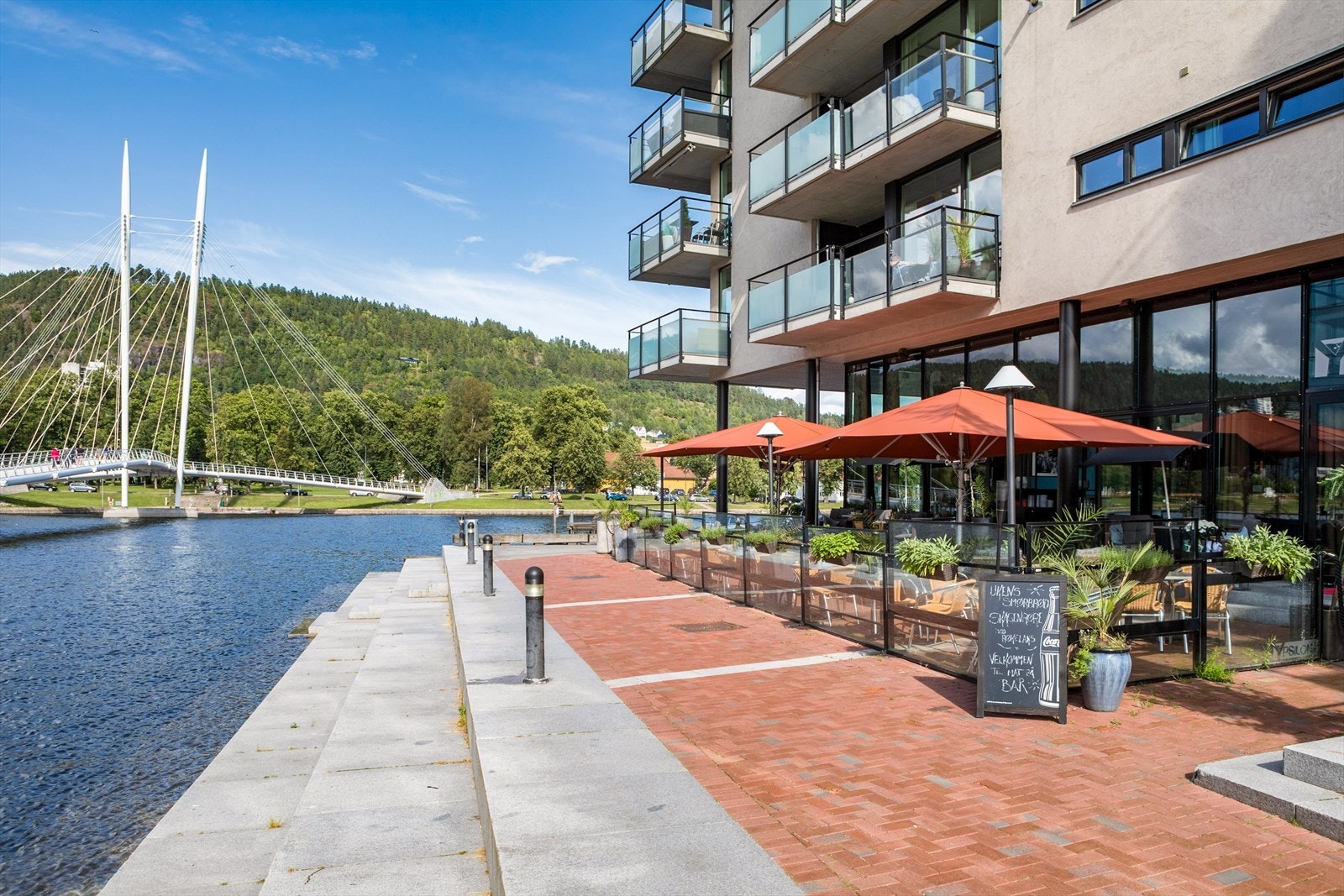 Papirbredden som ligger rett over veien med bl.a. USN - Universitetet i Sørøst-Norge. På Union Brygge finnes flere hyggelige serveringssteder som bl.a. Jovialen, Ypsilon Bar, Litt Kaos og Hos Solveig. Galleribilde
