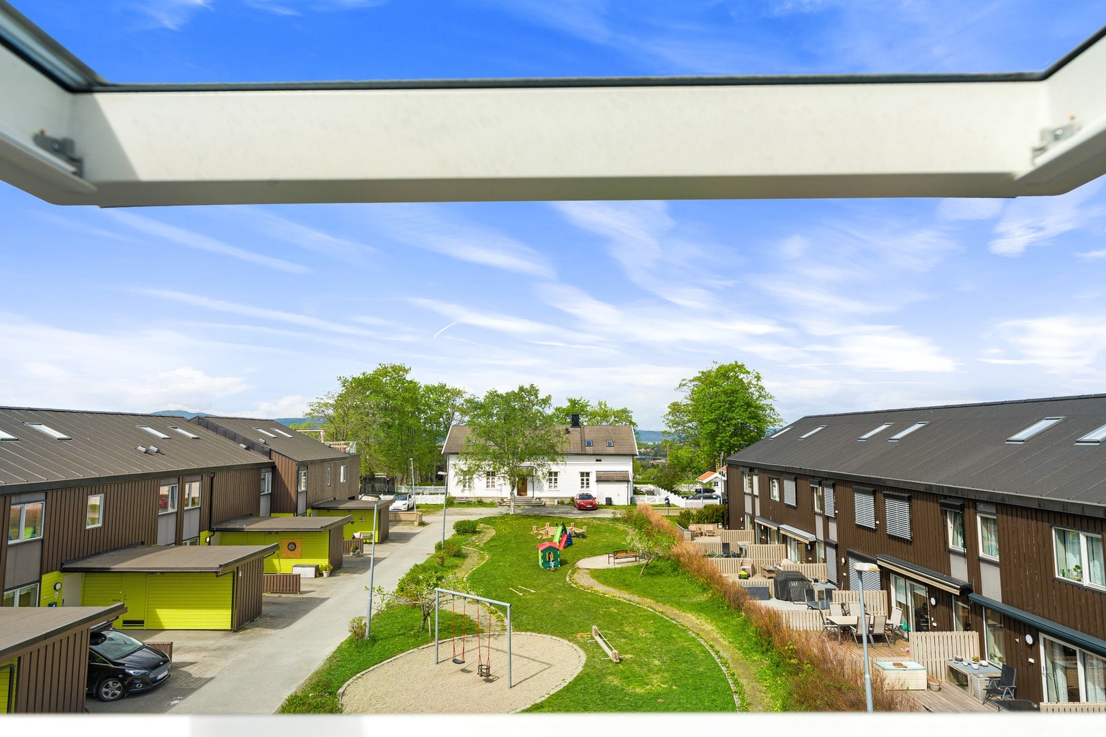 Utsikt over tunet fra velux-vindu på loftet. Galleribilde