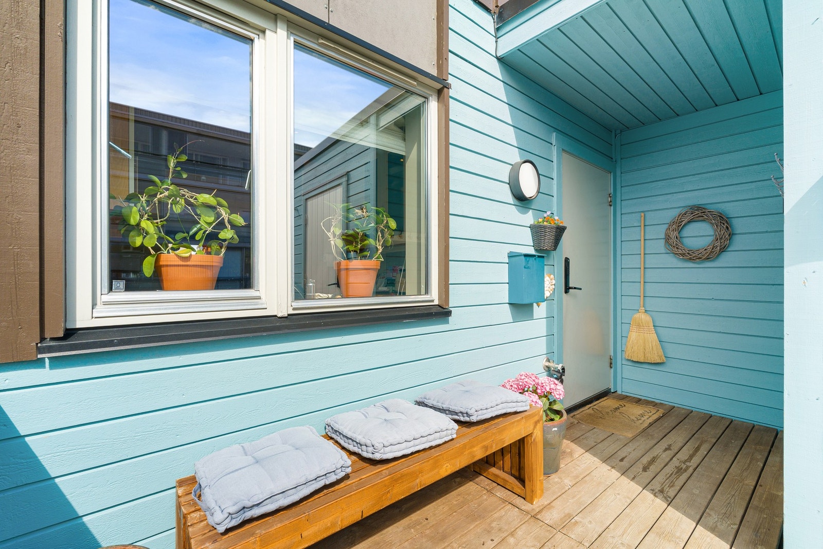 Pent inngangsparti med terrasse på 10,4 kvm. Her kan du nyte morgen- og formiddagssolen. Galleribilde