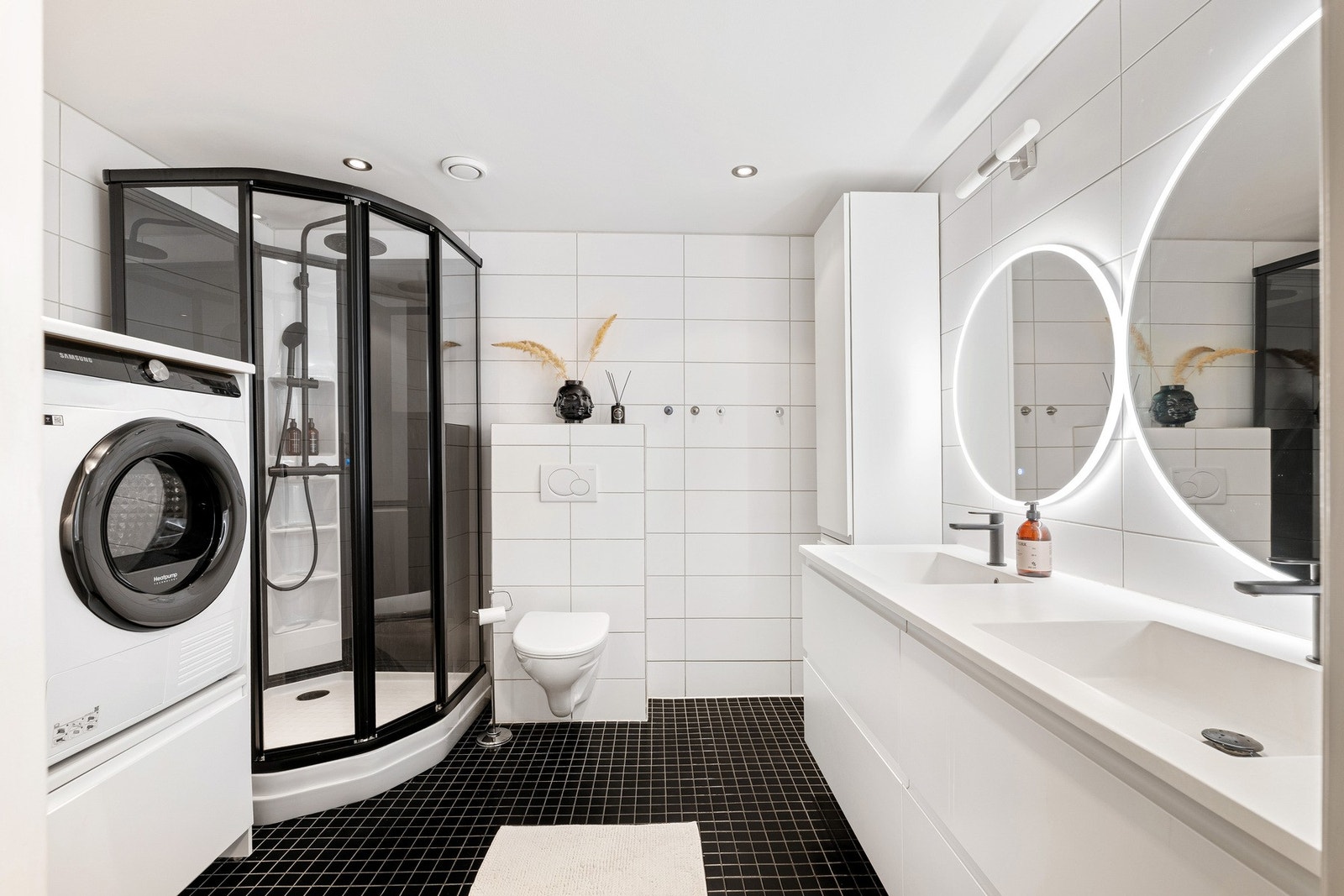 Pent og moderne baderom med varme i gulv. Galleribilde