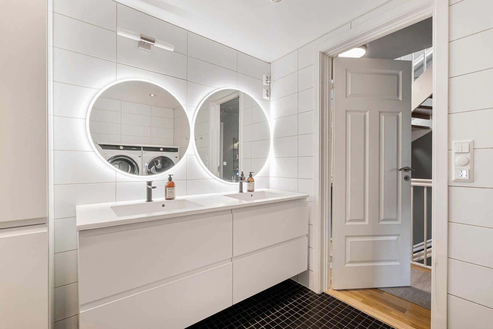 Badet med oppgradert i 2021 med ny baderomsinnredning. Galleribilde