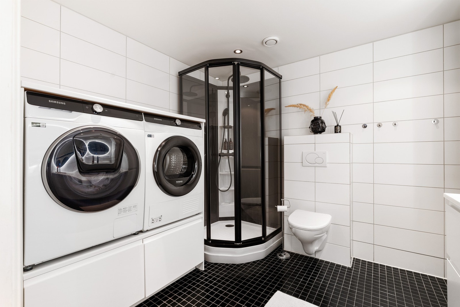 Badet er utstyrt med bl.a. dusjkabinett, klosett, dobbel servant samt opplegg for vaskemaskin og tørketrommel. Galleribilde