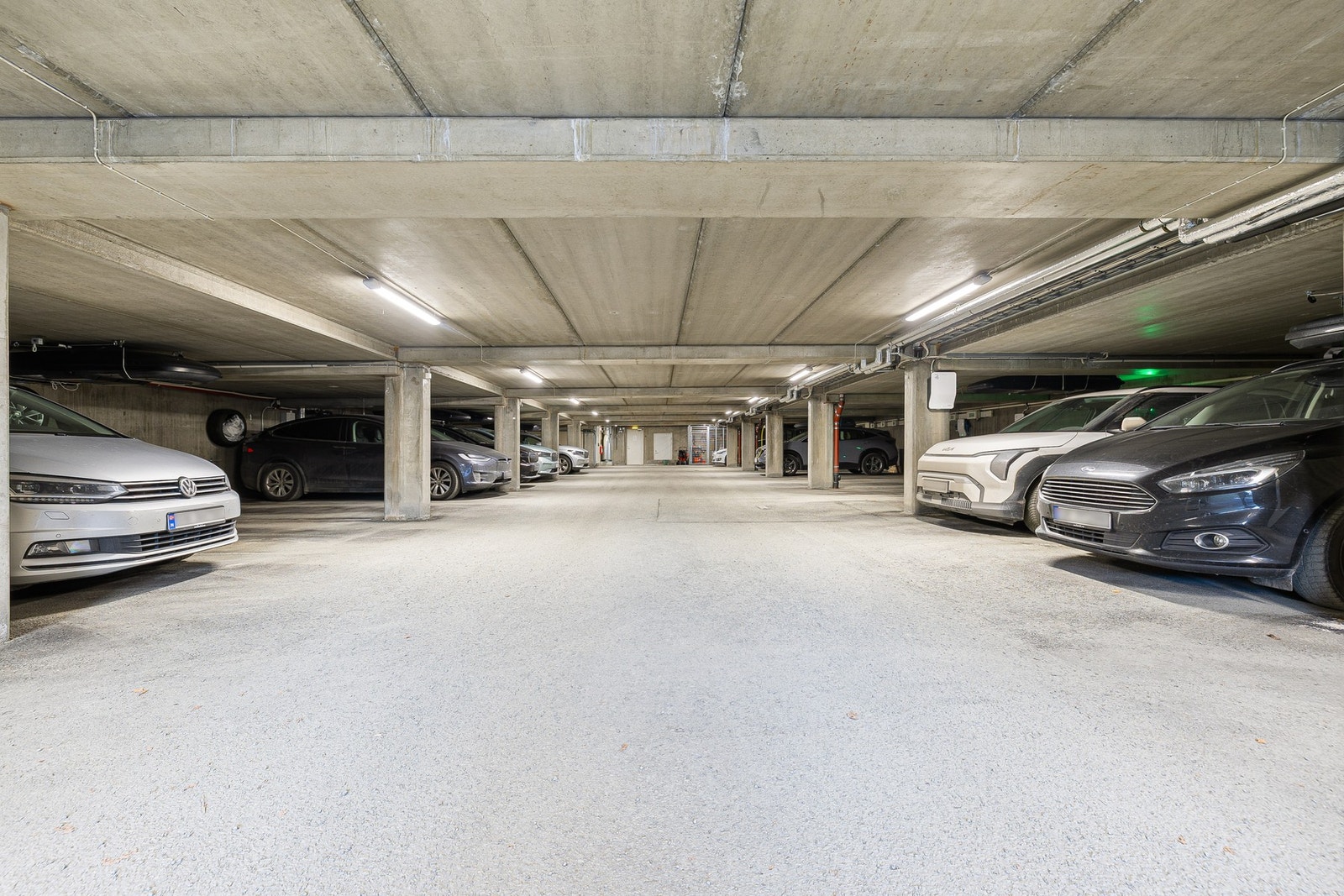 Fast parkeringsplass med elbillader i felles garasjeanlegg. Kjellerbod på ca. 4 kvm. Galleribilde