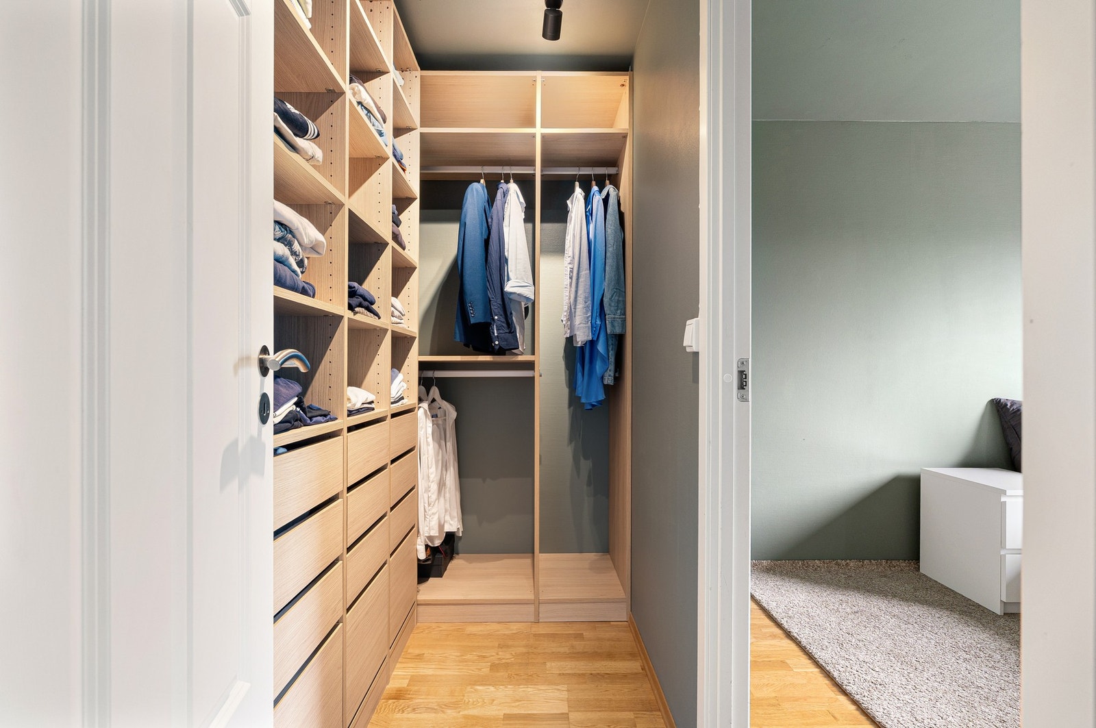 Soverommet har adkomst via en svært praktisk walk-in garderobe på 3,5 kvm. Galleribilde