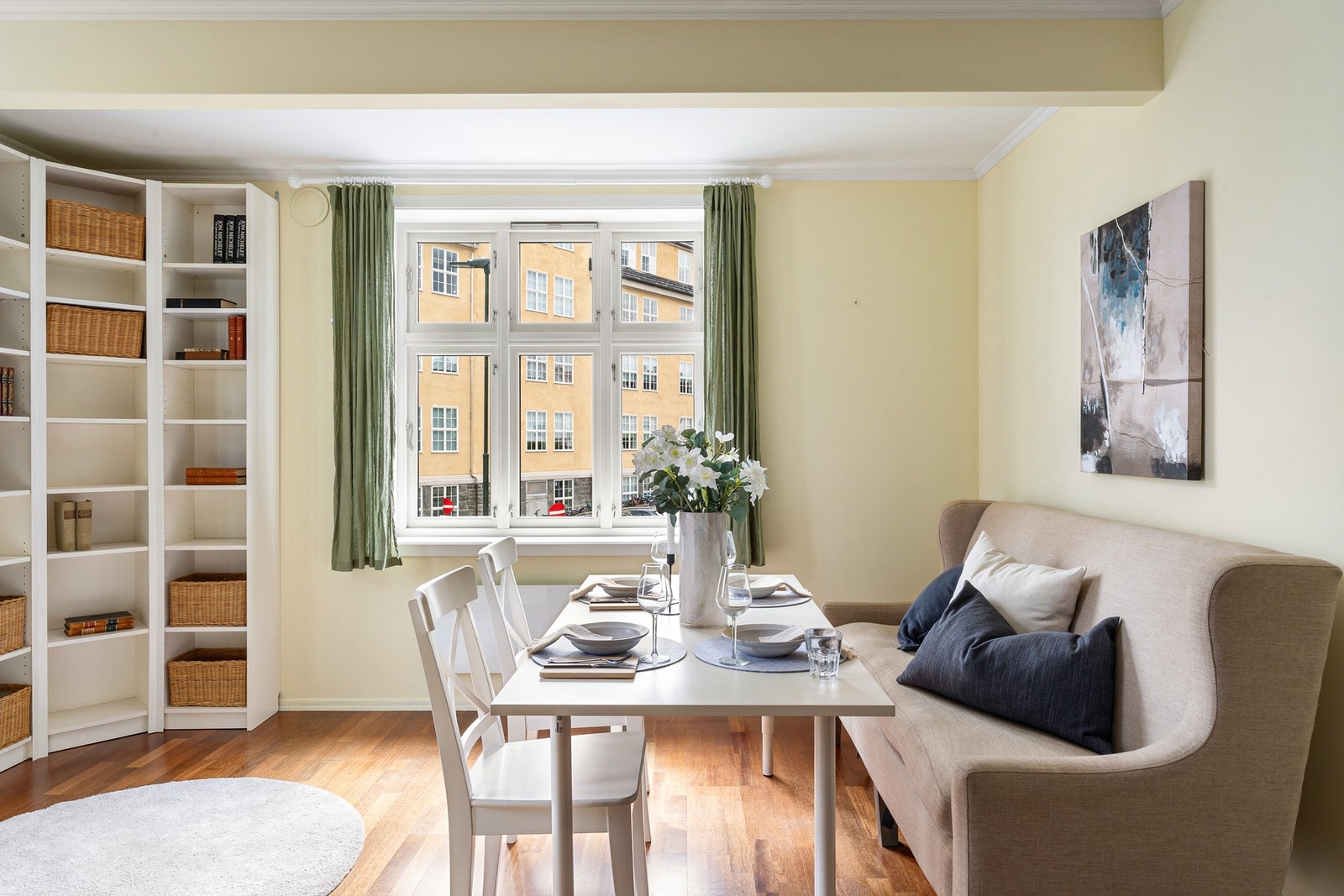 Huset ble renovert og delt opp i leiligheter i 2004 og fremstår i god teknisk stand Galleribilde