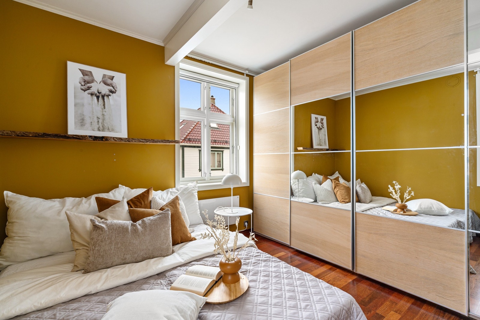 Hovedsoverom med skyvedørsgarderobe Galleribilde