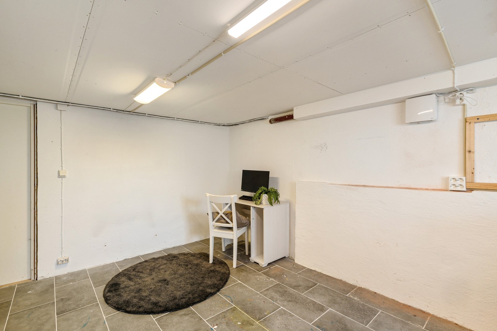 I kjelleren har man egen bod på 20 kvm med vindu og strøm Galleribilde