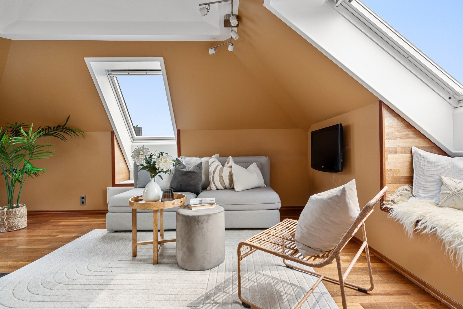 Eier har brukt dette som soverom nr. 2. Rommet er godkjent rom for varig opphold (loftstue), men tilfredsstiller ikke dagens krav til rømningsvei for soverom Galleribilde