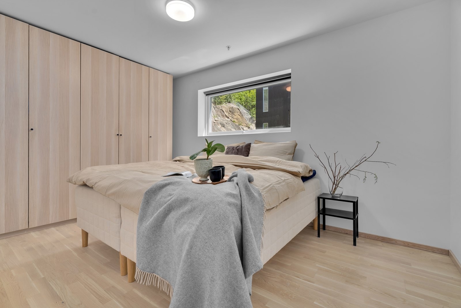 Hovedsoverommet har rikelig med plass til dobbeltseng og nattbord på begge sider, i tillegg til en romslig garderobe. Galleribilde