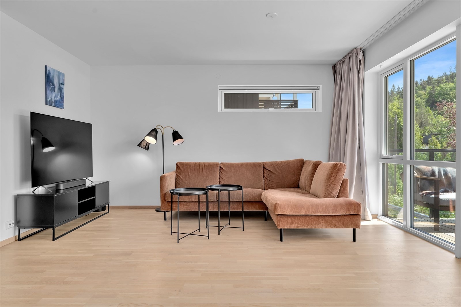 Her er det god plass til både sofagruppe, spisebord og annet møblement, uten at rommet føles trangt. Galleribilde