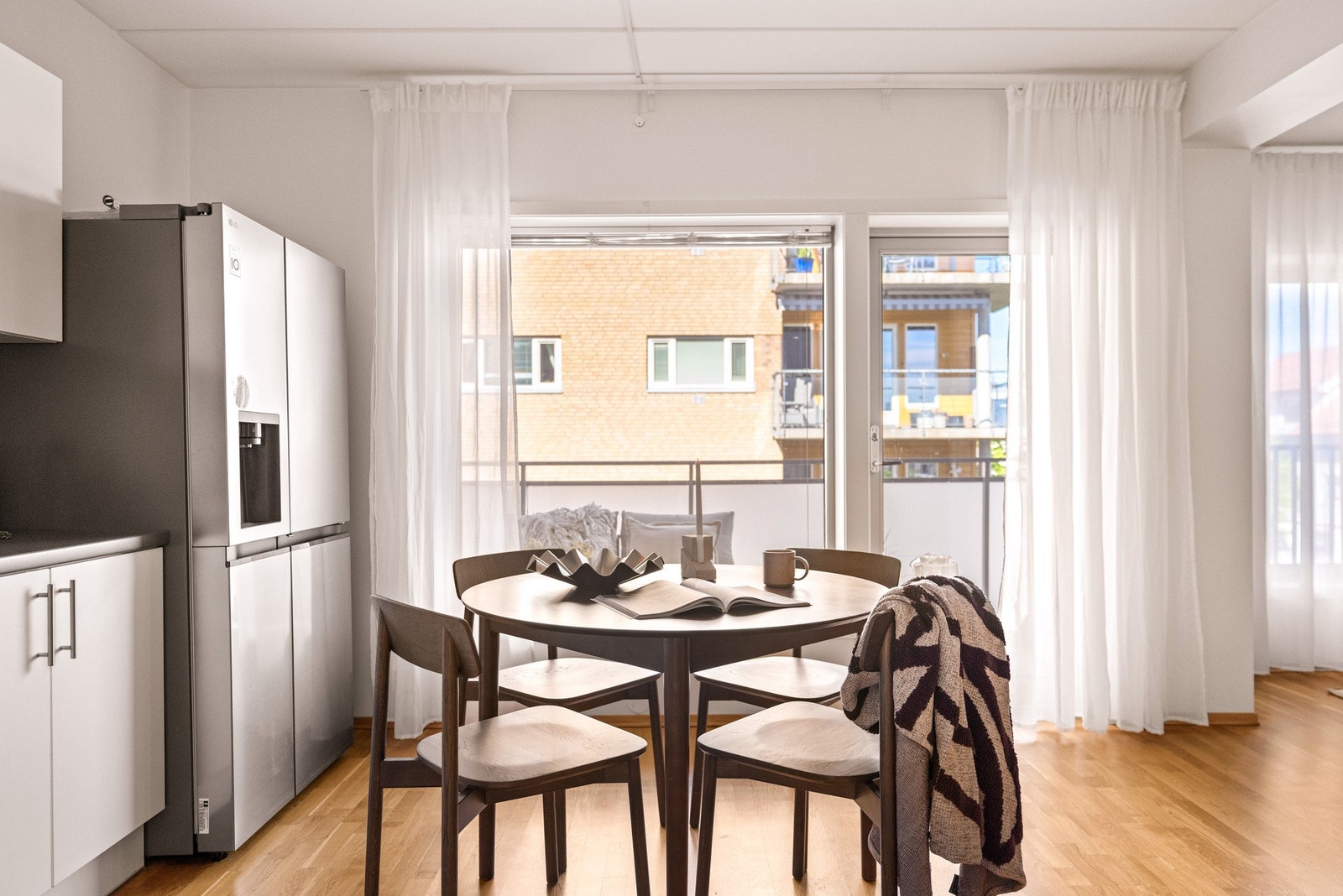 De store vindusflatene slipper inn rikelig med naturlig lys og gir rommet en luftig og behagelig atmosfære gjennom hele dagen. Galleribilde