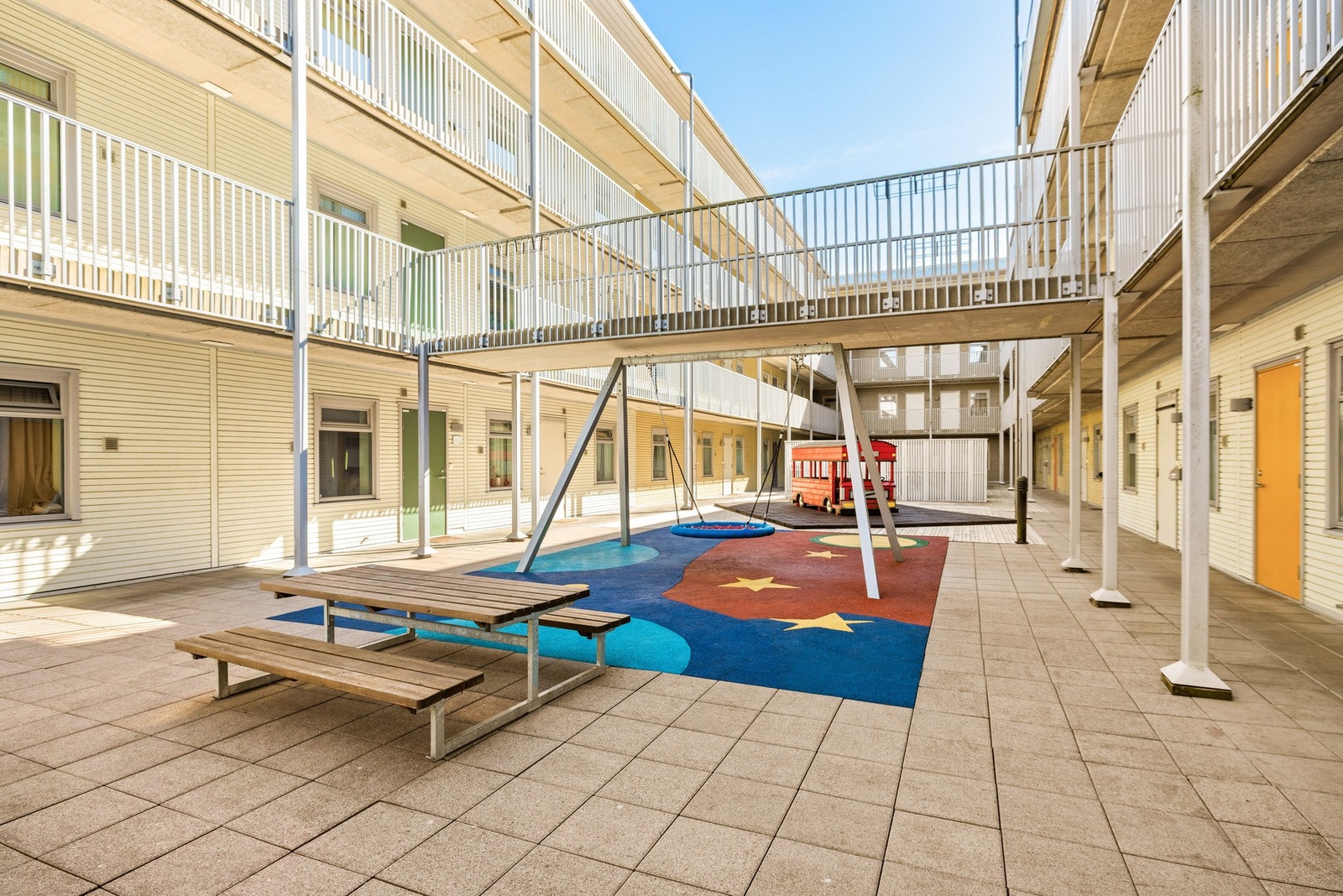 Tomten er et fellesareal som tilhører boligselskapet, og kan som utgangspunkt benyttes av alle beboere. Her kan barna leke fritt! Galleribilde