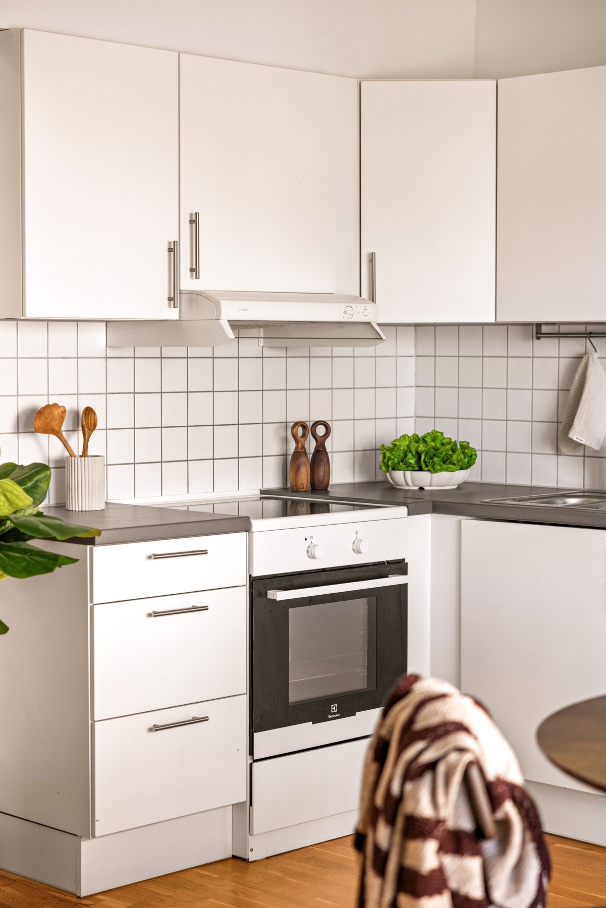 Stilrent kjøkken og romslig stue danner en perfekt ramme for hverdagsliv og gjester. Galleribilde