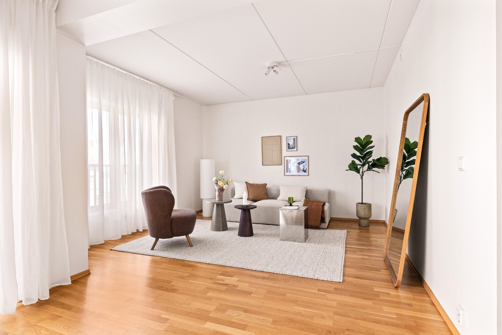 Her kan du enkelt innrede med en hyggelig sofagruppe og TV-løsning, samtidig som det er plass til spisebord for gode middager med venner eller familie i nærheten av kjøkkenet. Galleribilde