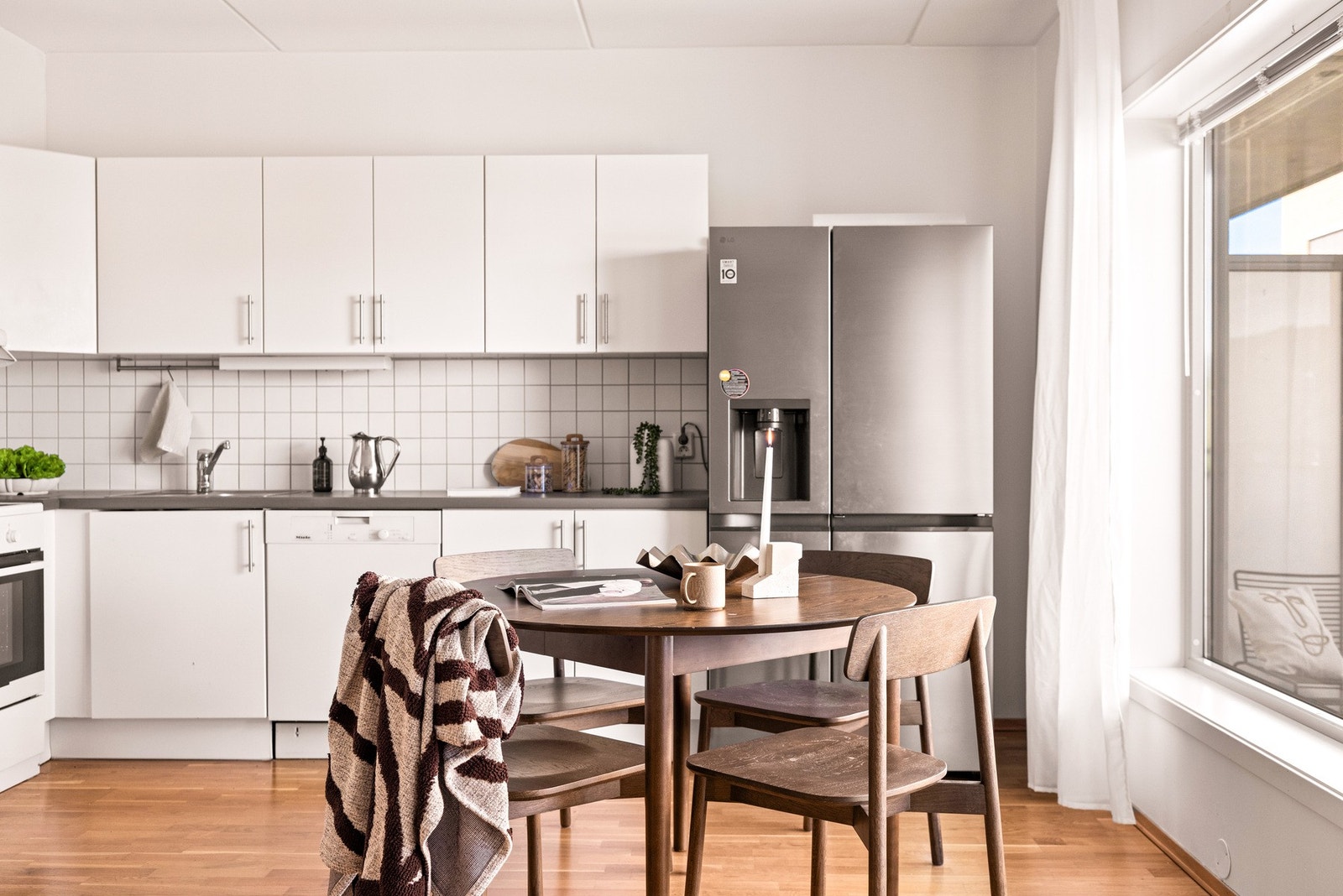 Åpen kjøkkenløsning mot stue! Kjøkkeninnredning er tiltalende med glatte fronter og benkeplate av laminat. Galleribilde