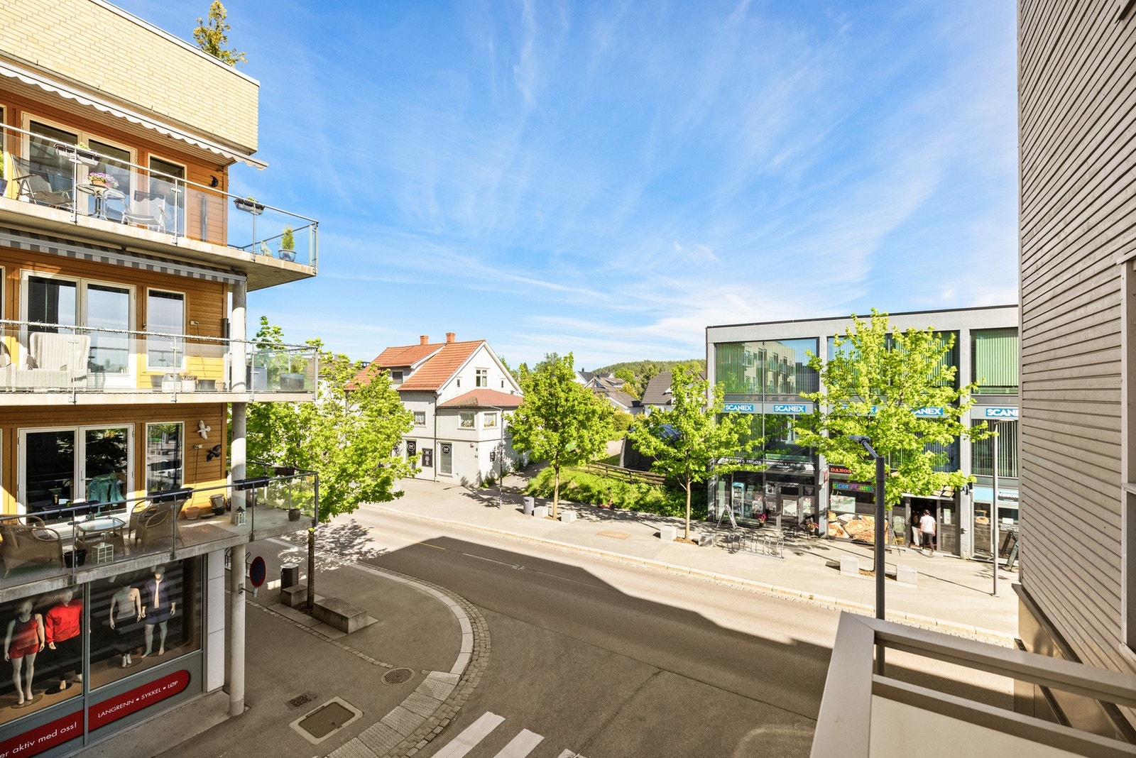 Et fint sted å starte dagen med en kaffekopp i morgensolen eller nyte lange sommerkvelder. Galleribilde