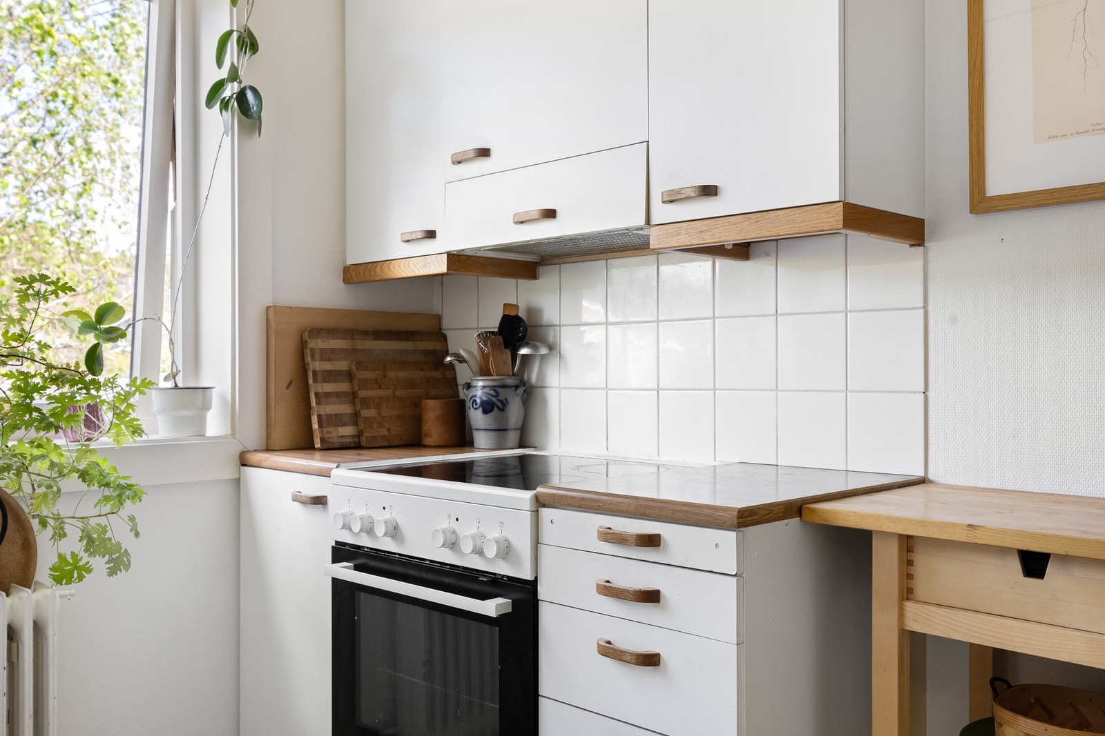 Det er opplegg for oppvaskmaskin, komfyr og kjøl/frys, samt avtrekksvifte integrert i overskap. Galleribilde