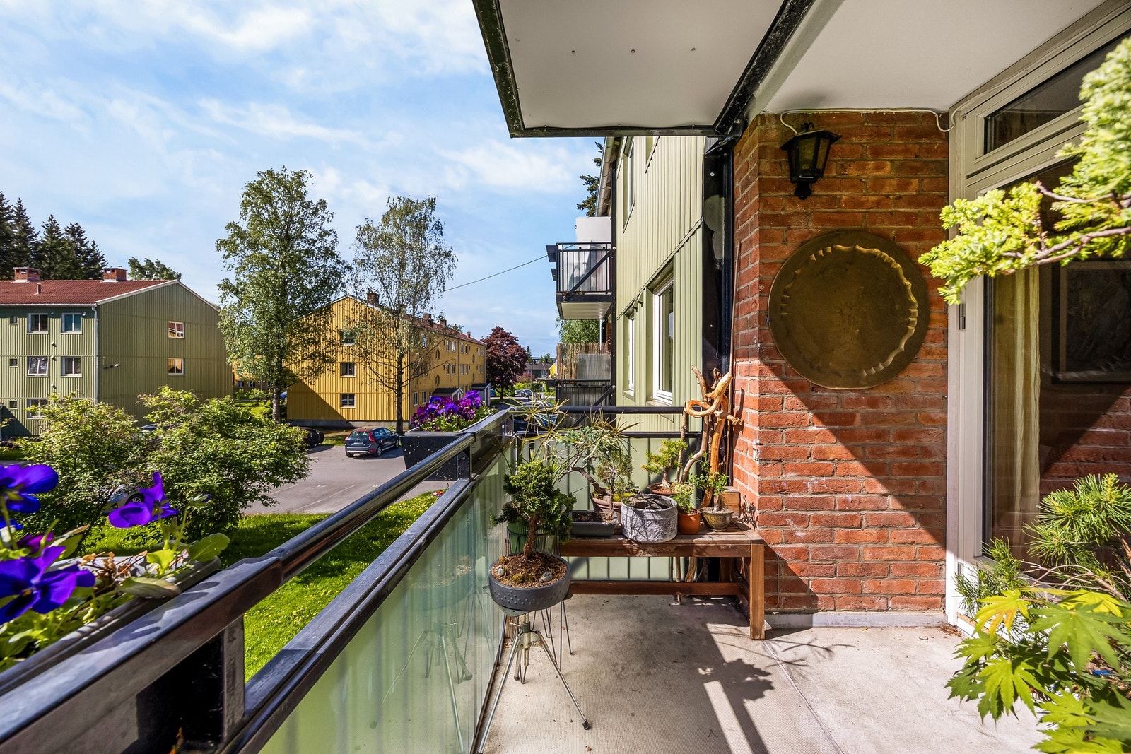 Her har du gode solforhold fra morgen til tidlig ettermiddag og plass til utemøbler og grill Galleribilde