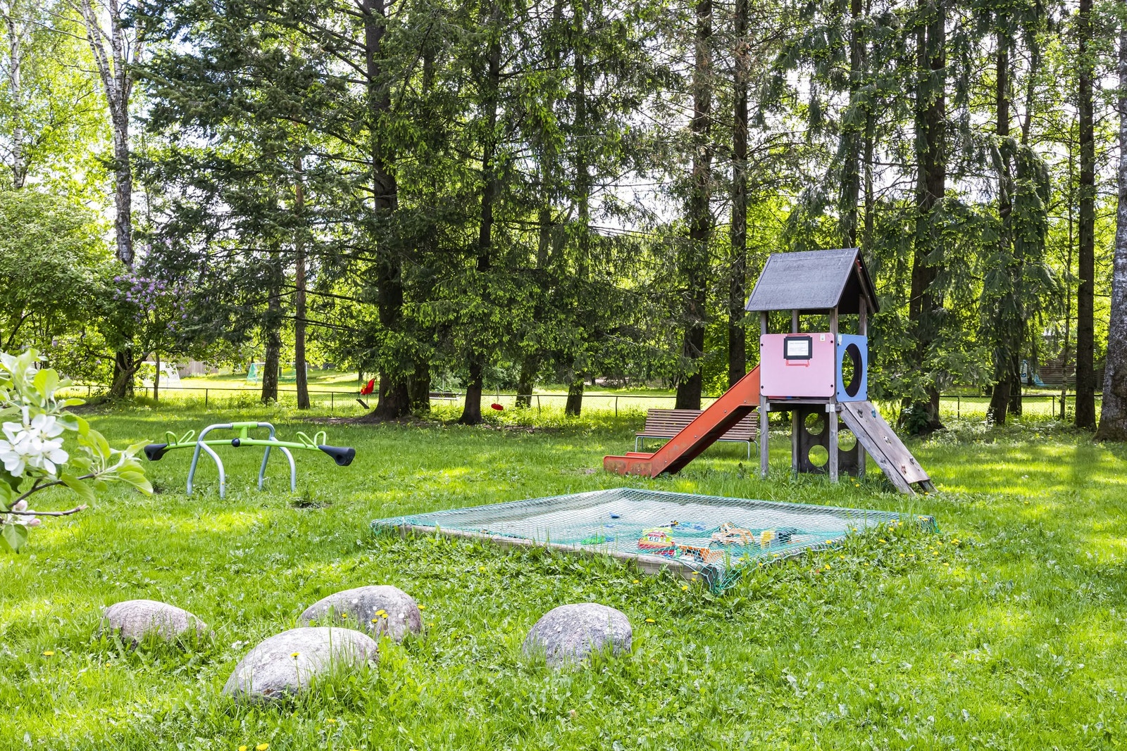 Fellesarealer er ryddig og pent opparbeidet med gressplen, diverse beplantning og asfalterte internveier og sykkelparkeringer Galleribilde