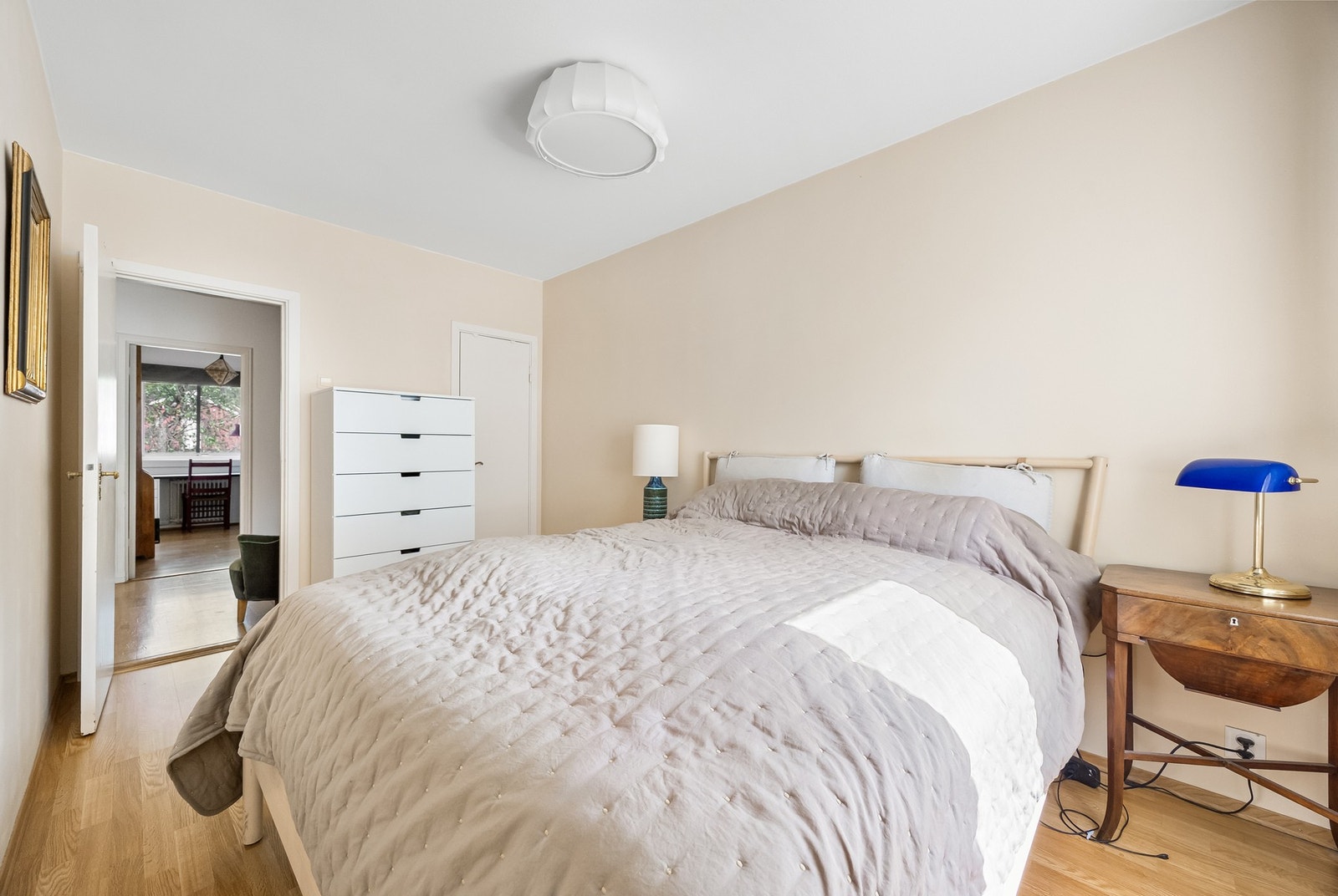 Fra soverommet er det direkte adkomst til innvendig bod, som fint kan benyttes som walk-in garderobe eller ekstra oppbevaring. Soverommet vender ut mot rolige og frodige omgivelser. Galleribilde