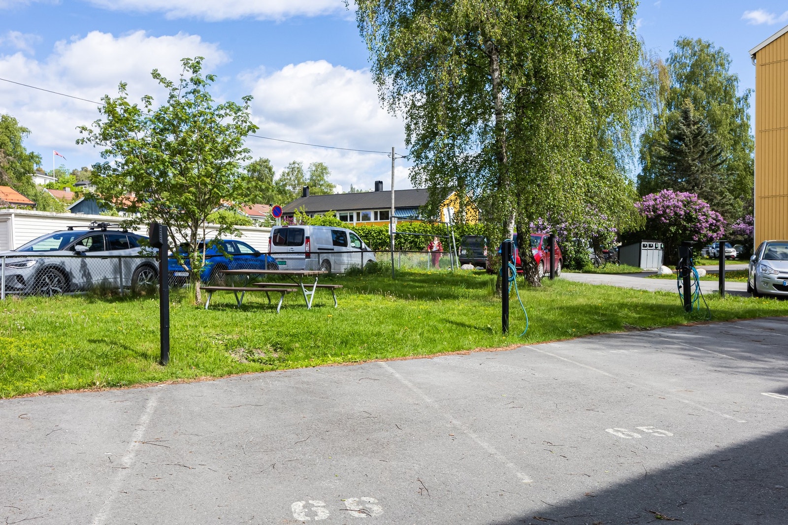 Boligsameiet har parkeringsplasser til utleie på årsbasis. Utleien administreres av parkeringsansvarlig i styret Galleribilde