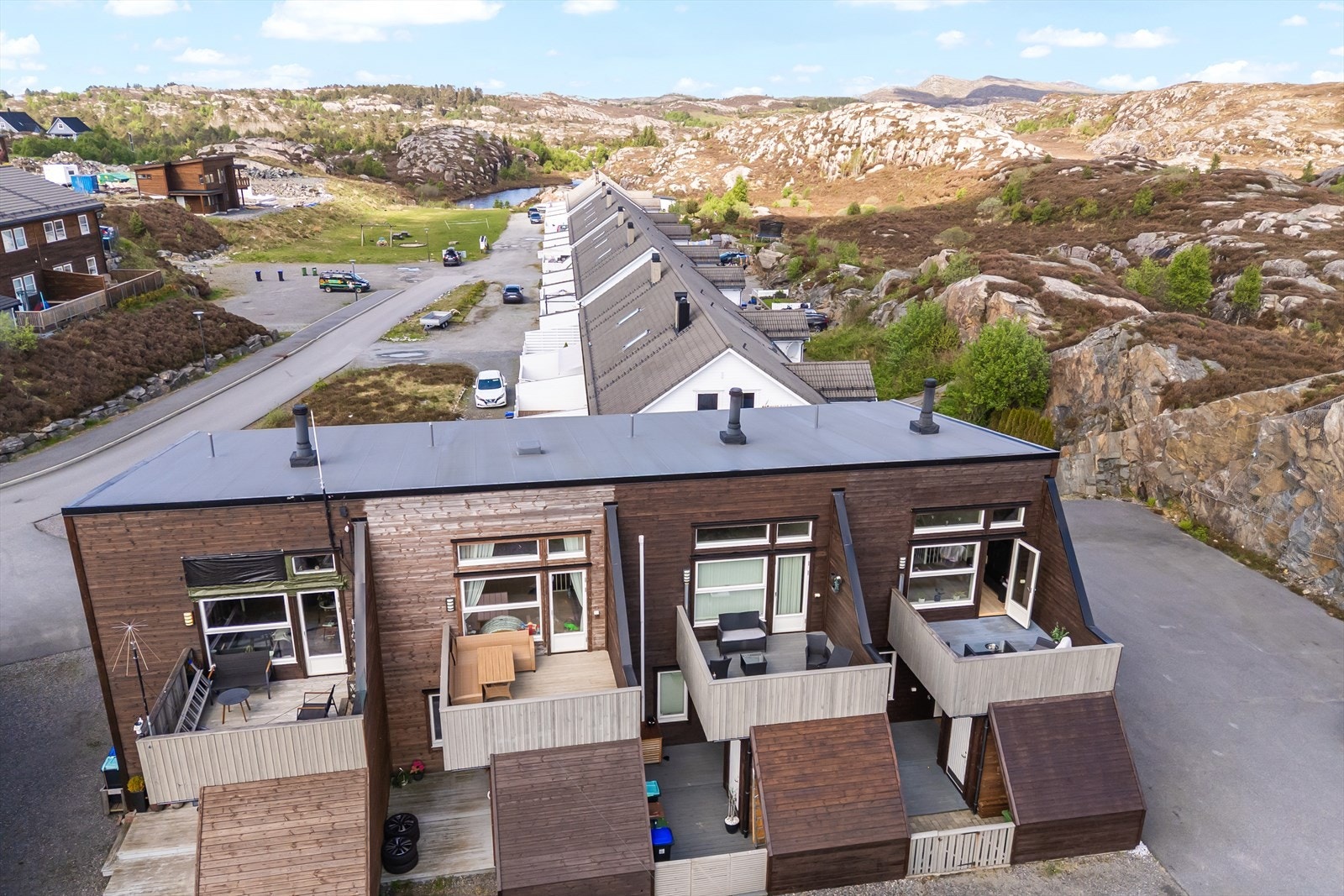 Boligen ligger skjermet til i et etablert og familievennlig boligområde. Galleribilde