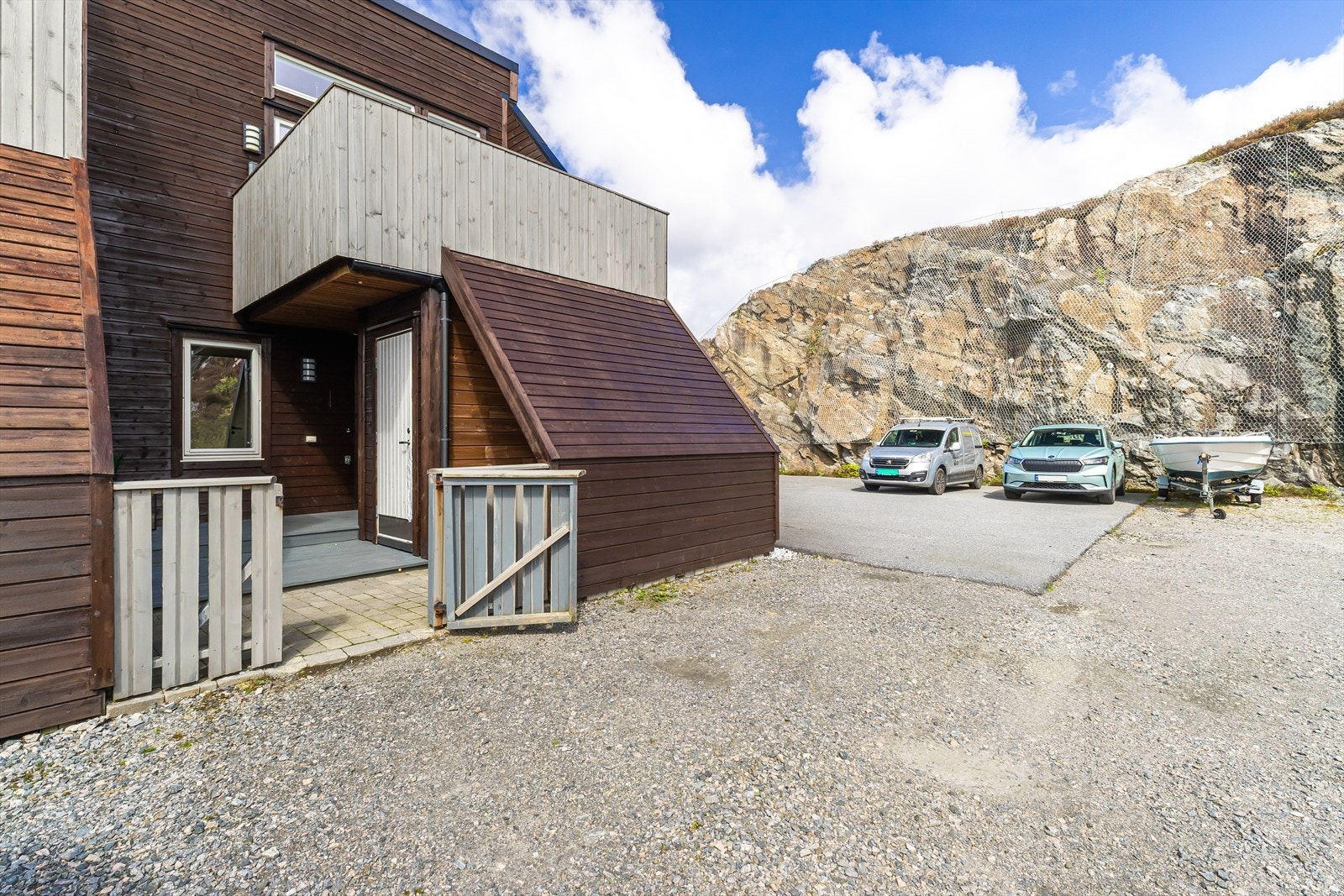 Parkering på felles parkeringsplass. Galleribilde