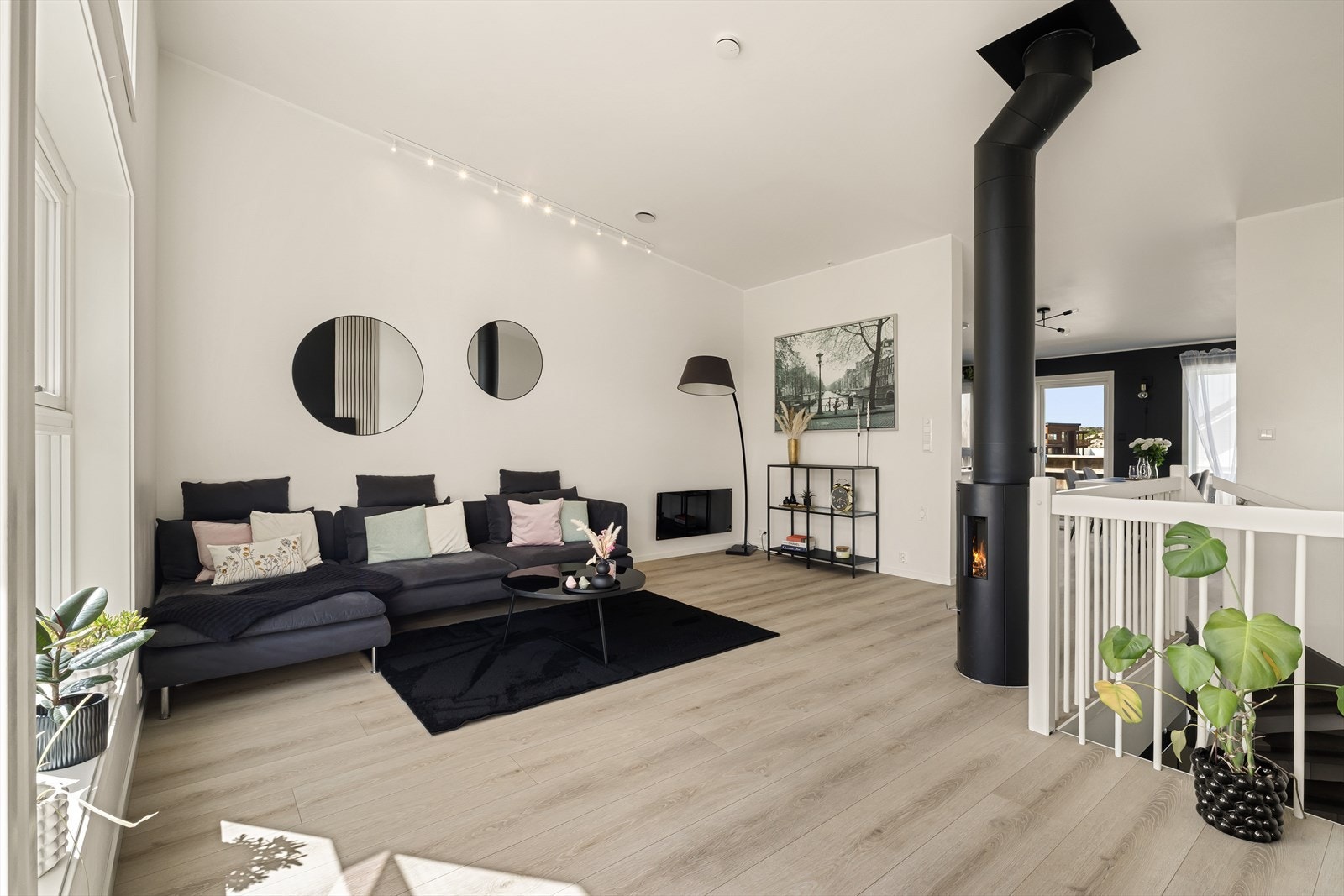 Rekkehuset fra 2017 holder en gjennomgående god standard og byr på moderne løsninger fordelt over to plan. Galleribilde