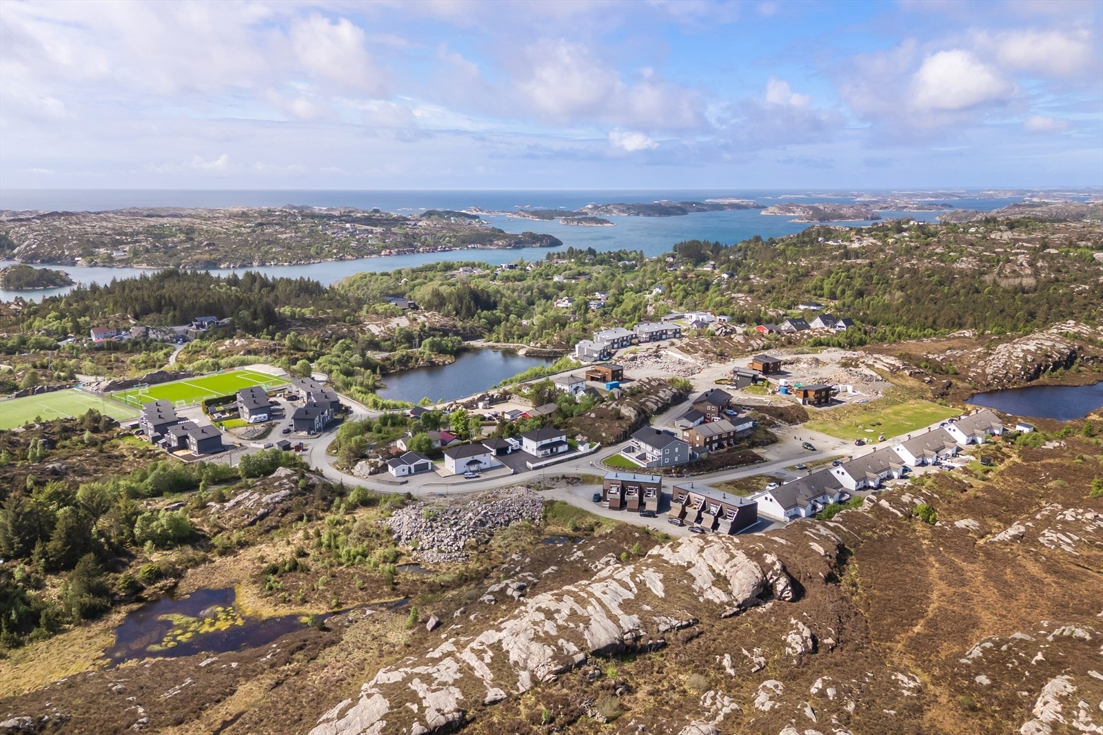 Fra boligen er det 6 minutters gange til kollektiv transportforbindelse med bussavganger både mot Ågotnes og Møvik/Ulvese Galleribilde