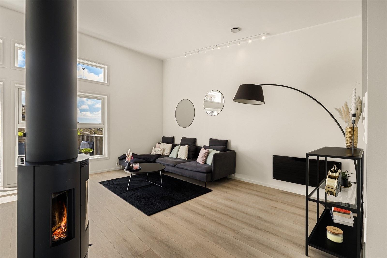 God takhøyde bidrar til en luftig og innbydende romfølelse, og det er god plass til både stor sofagruppe og øvrig møblering etter eget ønske Galleribilde