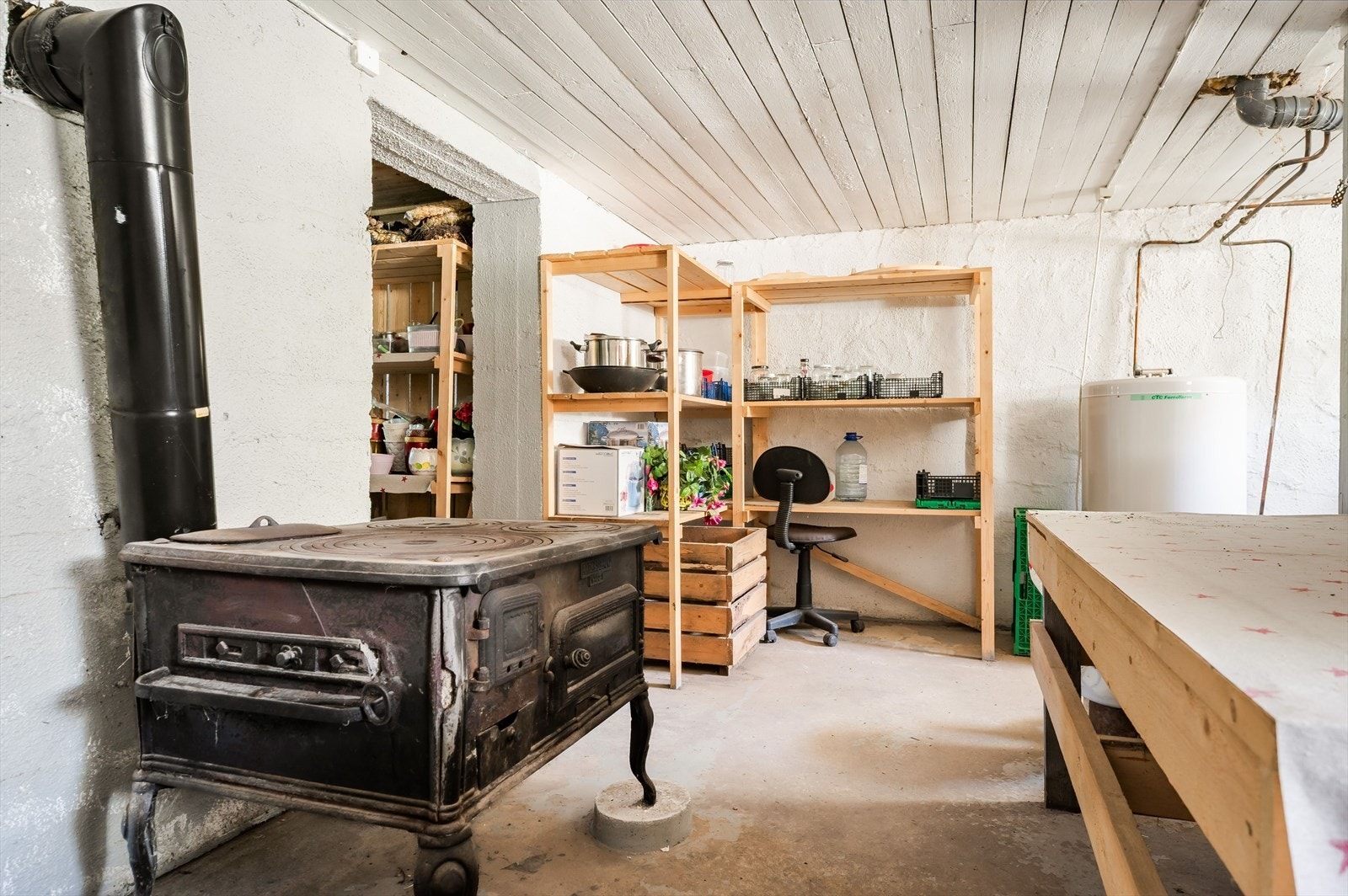 Stort kjellerrom med vedfyrt ovn. Galleribilde