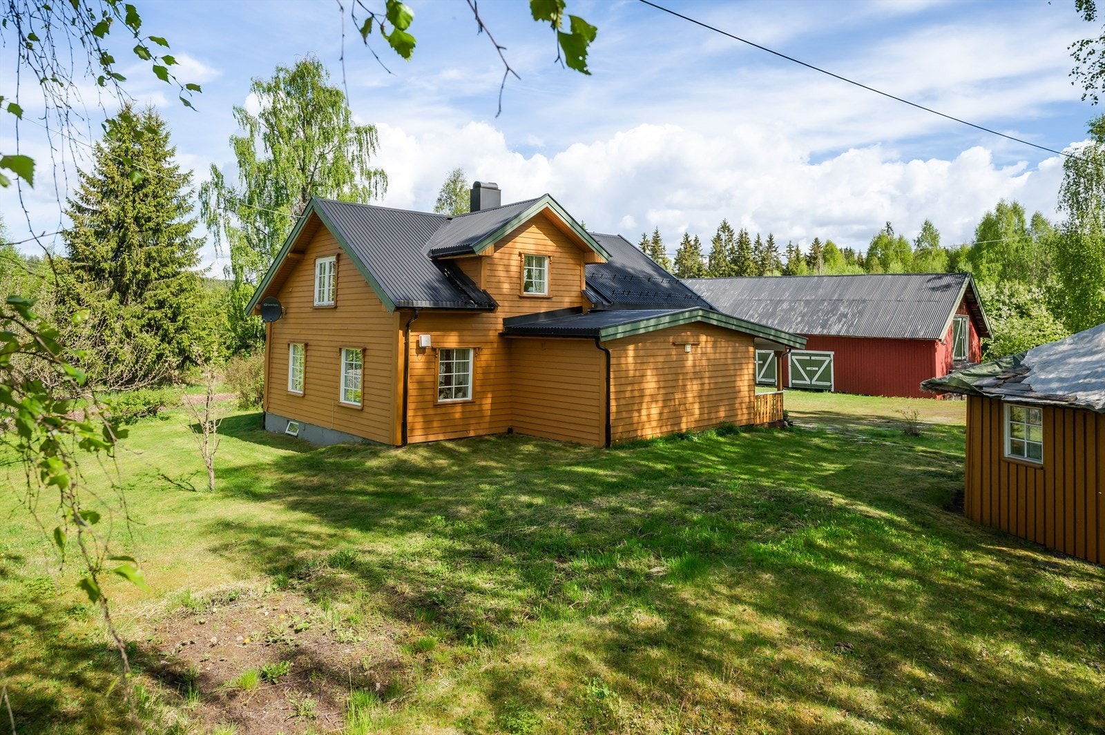 Eiertomt på ca. 29 288m². Tomten er flat og opparbeidet med plen og beplantning. Gruset gårdsplass. Galleribilde