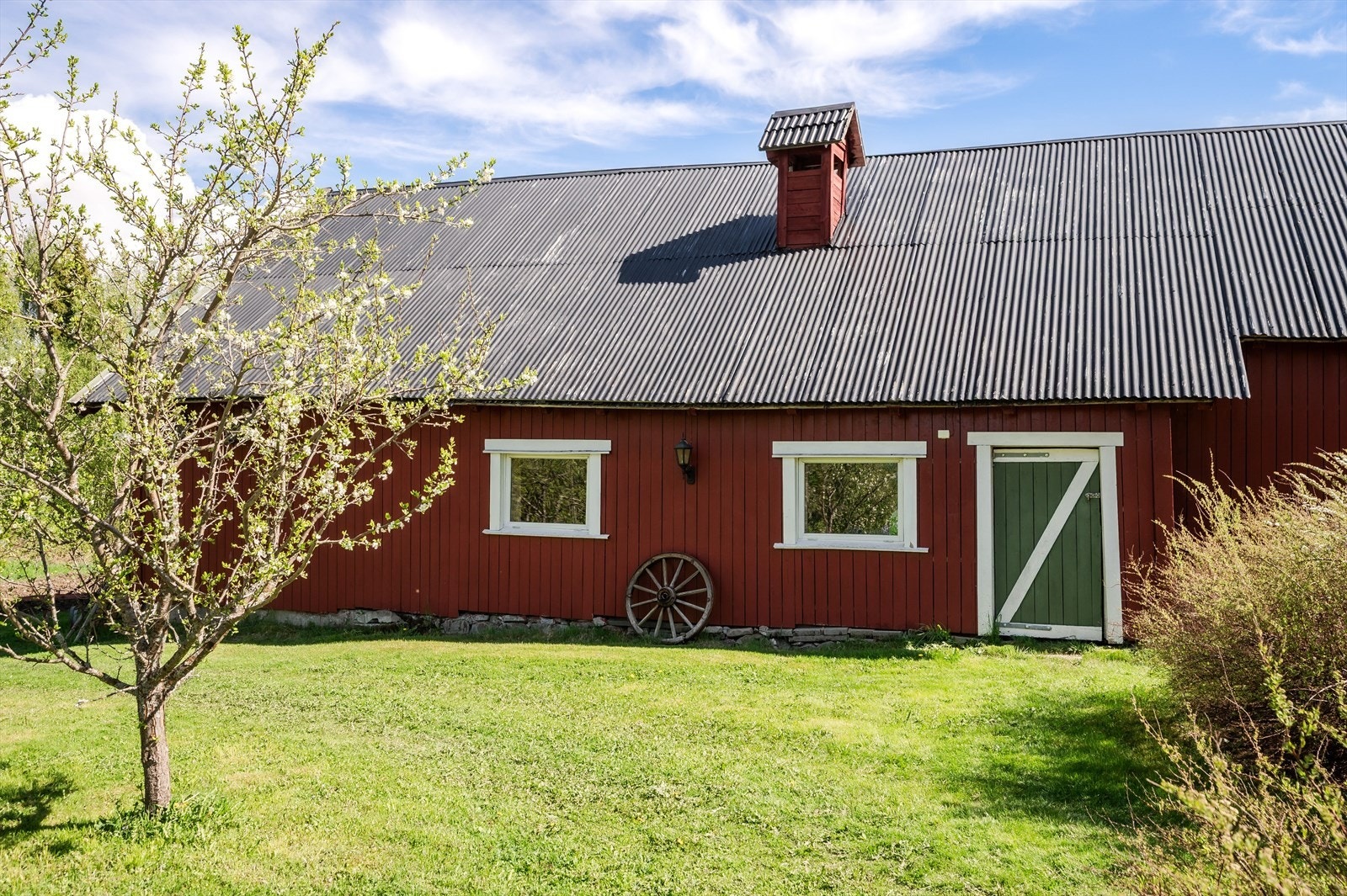 Låven inneholder 2 garasjer og flere boder. Galleribilde