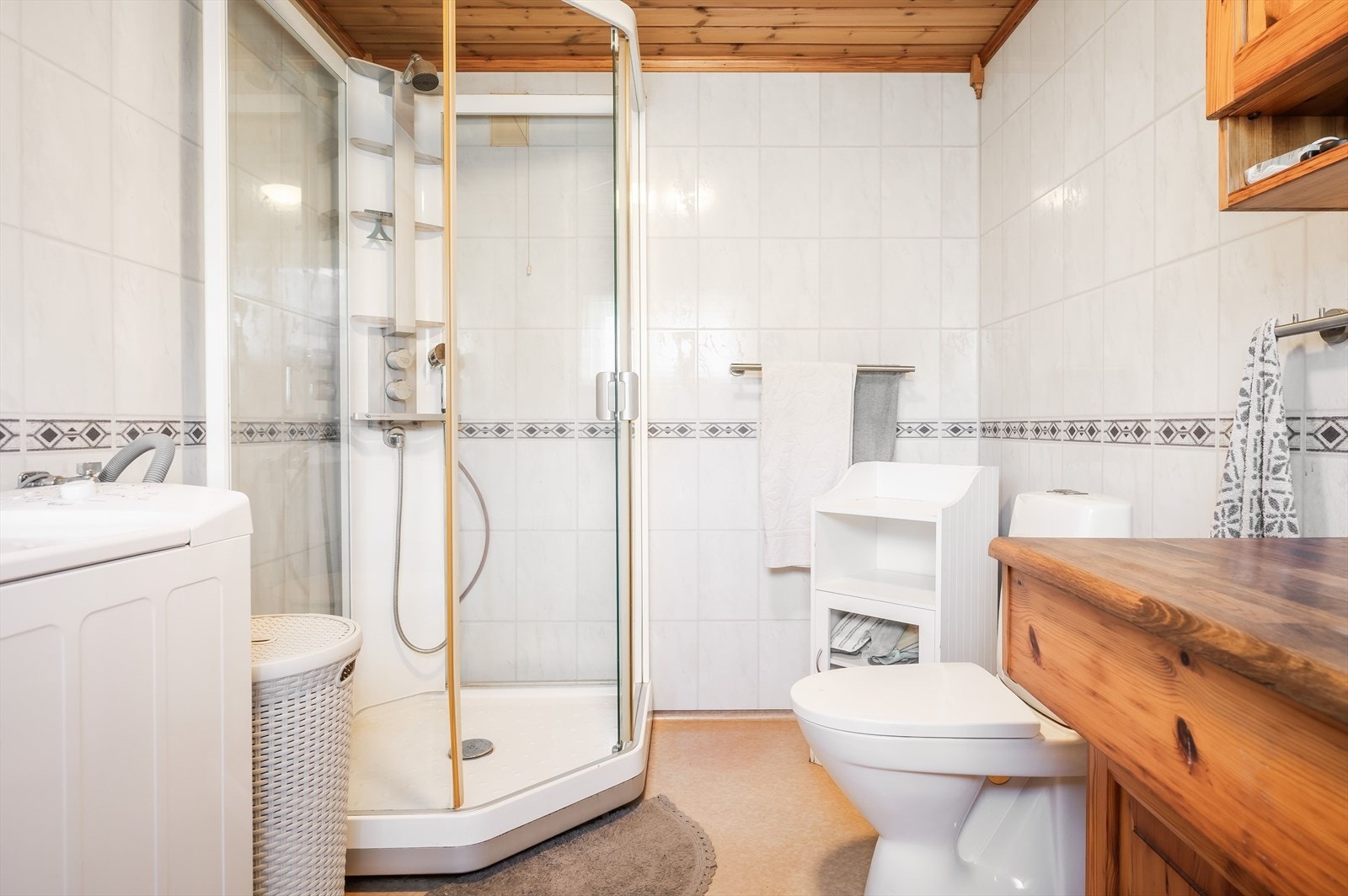 Baderommet er utstyrt med innredning med servant, dusjkabinett, gulvstående toalett og opplegg for vaskemaskin. Galleribilde