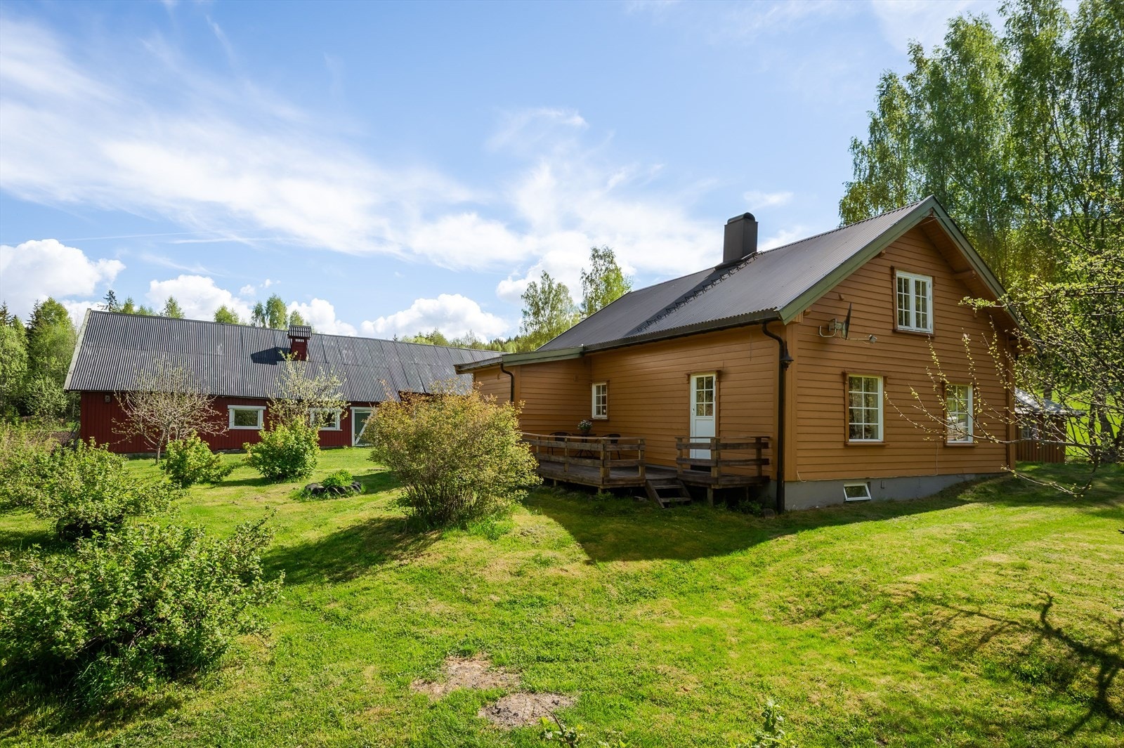 Småbruket "Sørlien" er bebygd med en enebolig fra 1870, en låve fra ukjent årstall og en garasje fra ca. 2016. Galleribilde